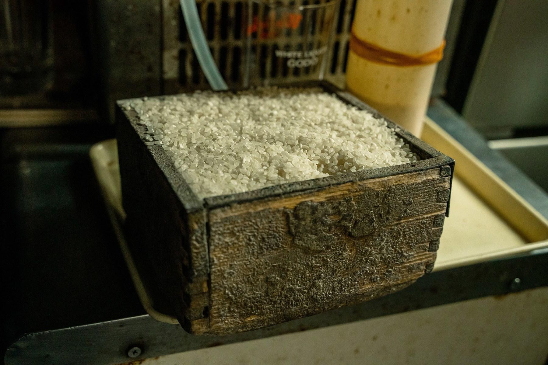 〆の注文が入って、用意された米。この枡、いつからあるのかと訊けば、茂夫さんは「ずっとあるね」。ずっと「真澄」の米を測ってきたんだな。