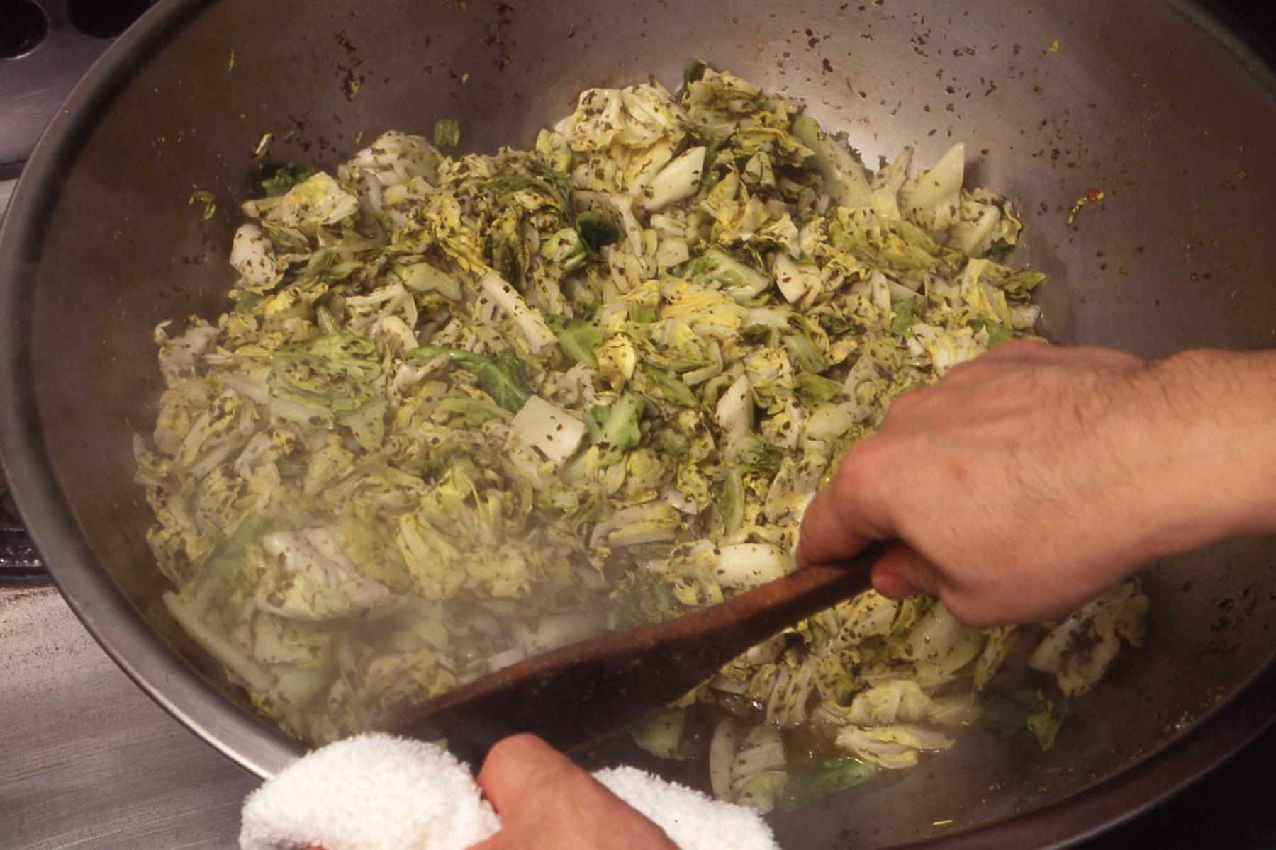 温かいままでもおいしいが、冷蔵庫で一晩ねかせると、キャベツと調味料が馴染んでまろやかな味わいになる。