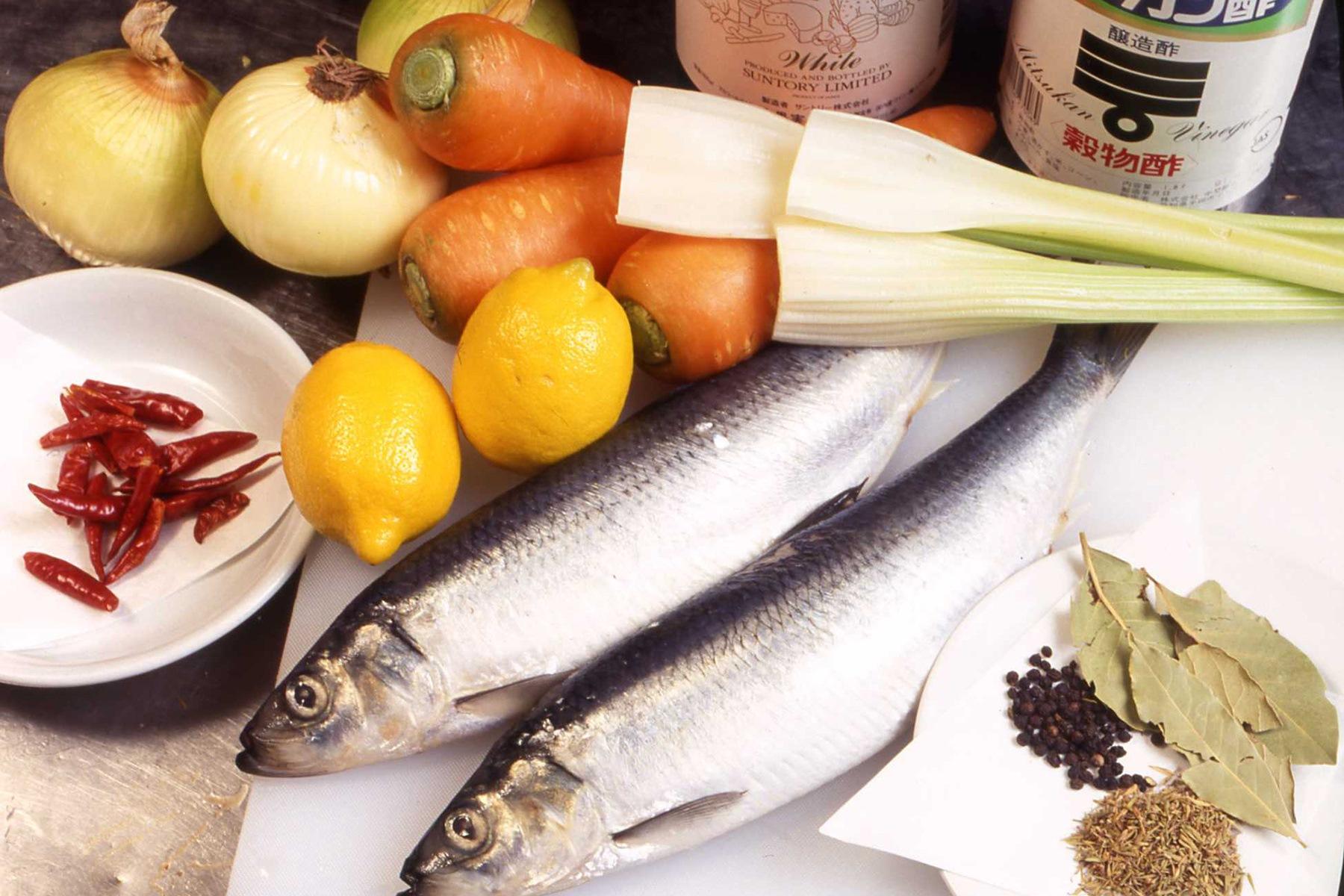 ニシンを野菜と共に酢漬けにすると、身が締まって臭みがなくなる。