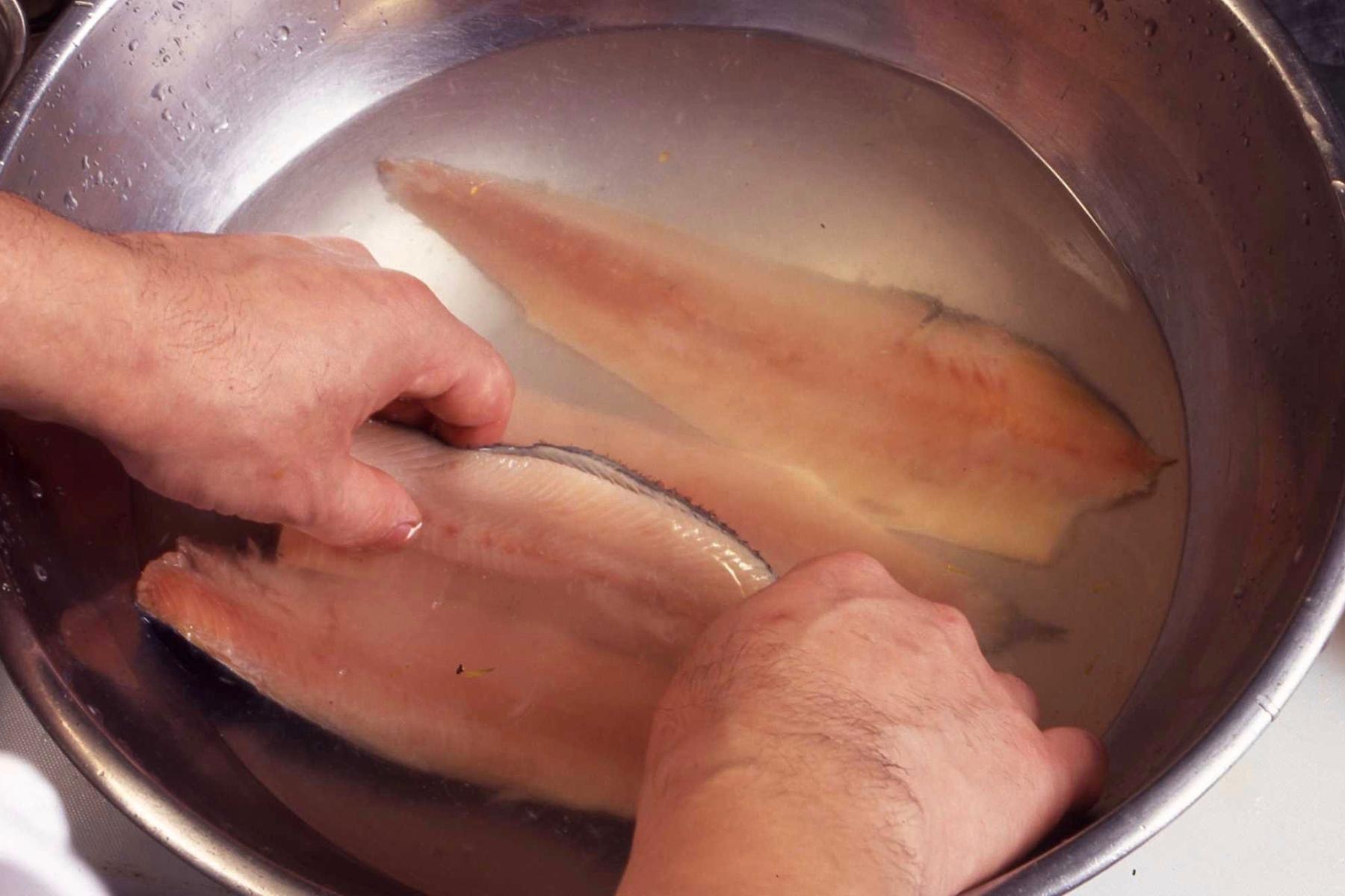 塩漬けしておいたニシンを酢（分量外）でよく洗い、表面の塩を洗い落とす。