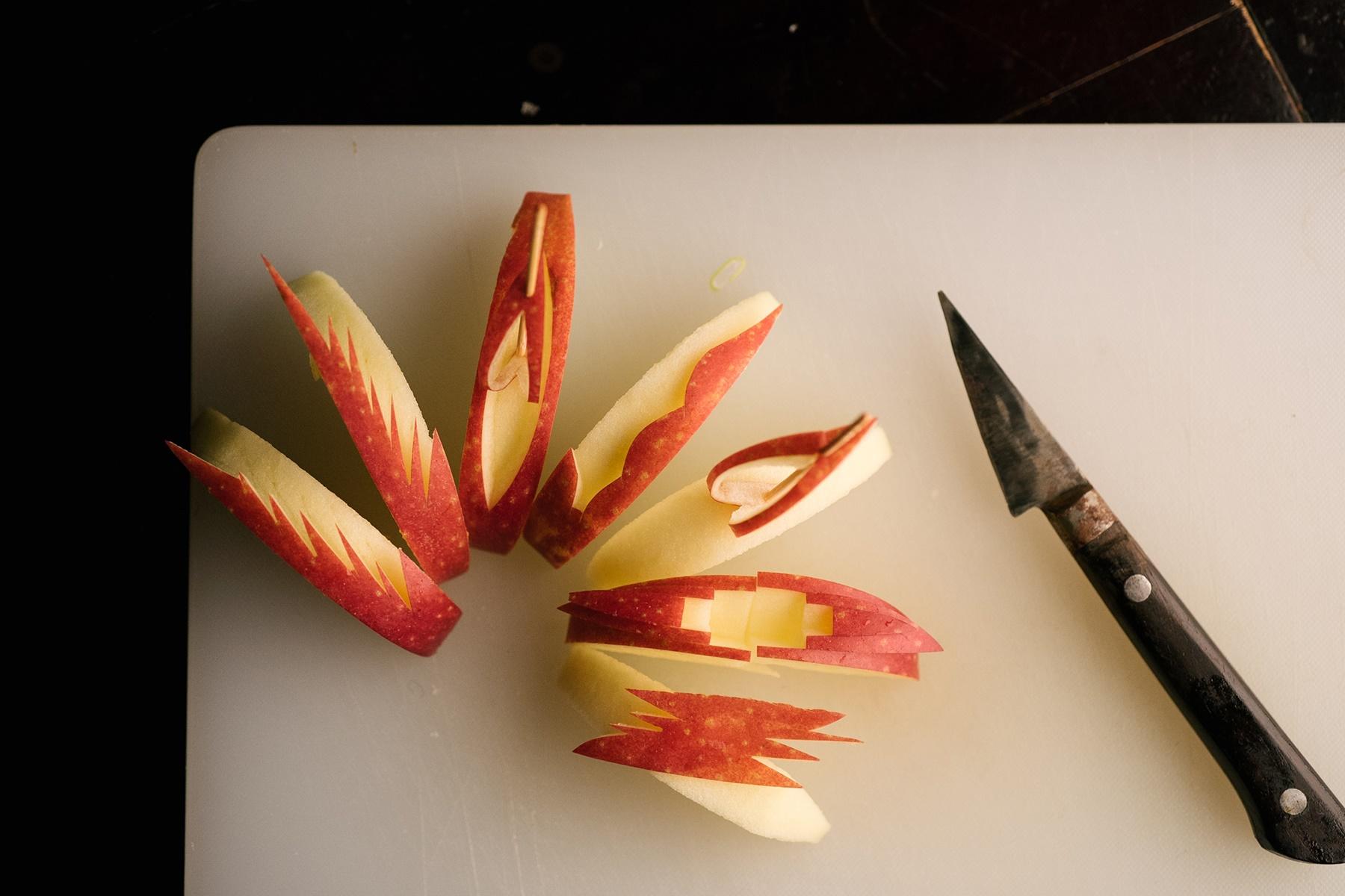 「こんなの簡単よ」とりんごの飾り切りを披露してくれた。