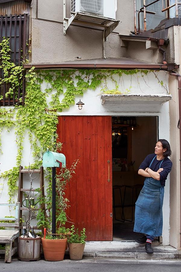 店の前に立つ店主の丸井裕介さん。ここだけパリの一角のよう?