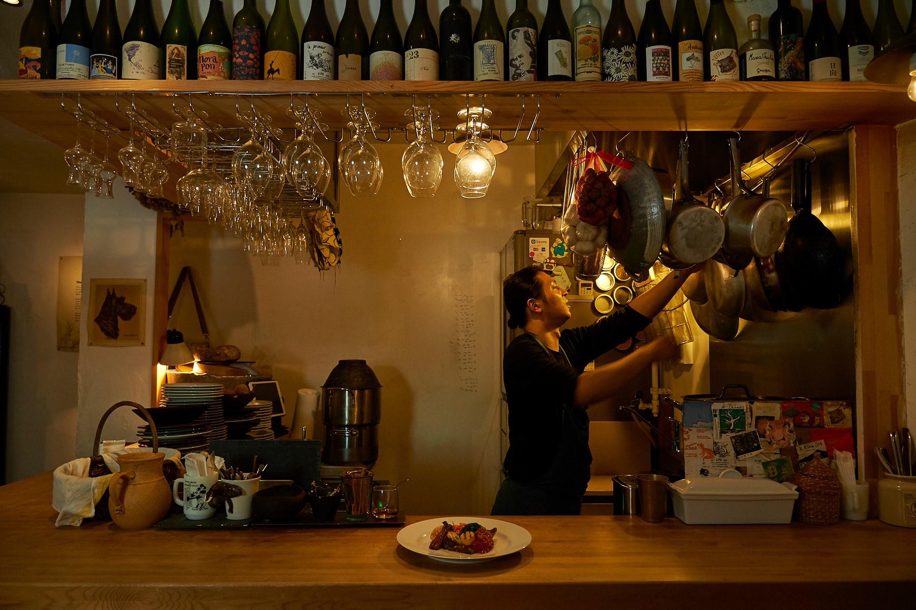 店名どおり、“コントワールクワン”のなかで立ち回る丸井さん。