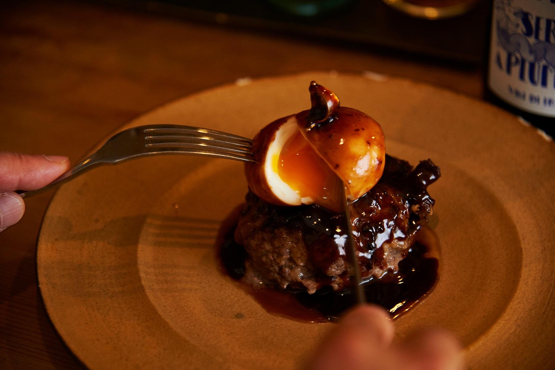 手切りの牛肉と挽き肉、背脂少々を合わせたハンバーグ1,900円。“肉を噛みしめている”実感が湧き上がる1品。黄身がソースのよう。