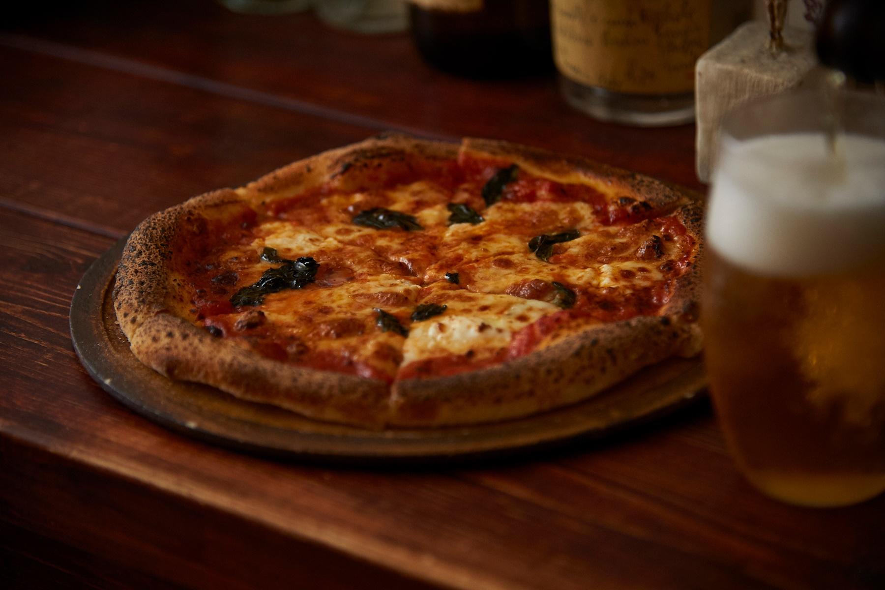 “ピッツァ マルゲリータ”1,000円。香ばしくてクリーミー!