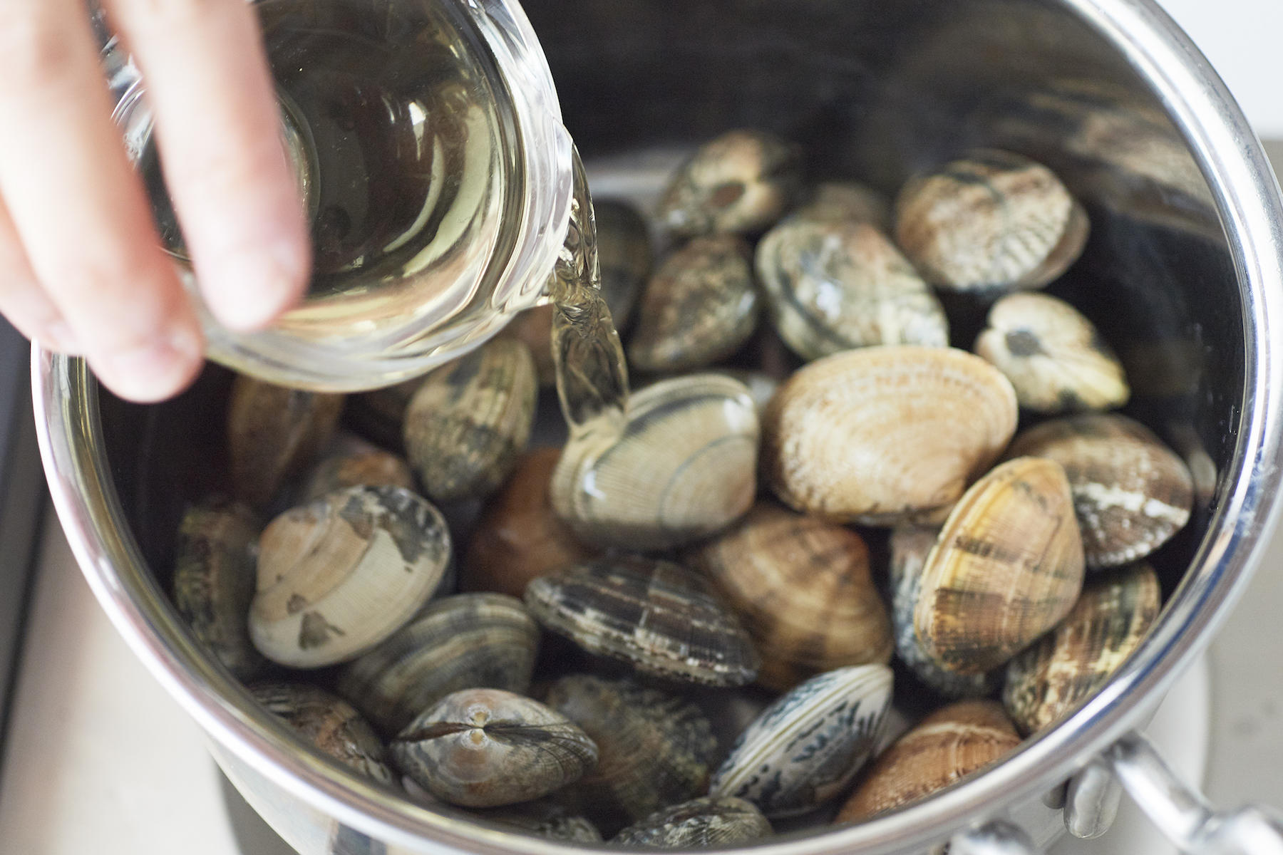 あさりを酒蒸しにする