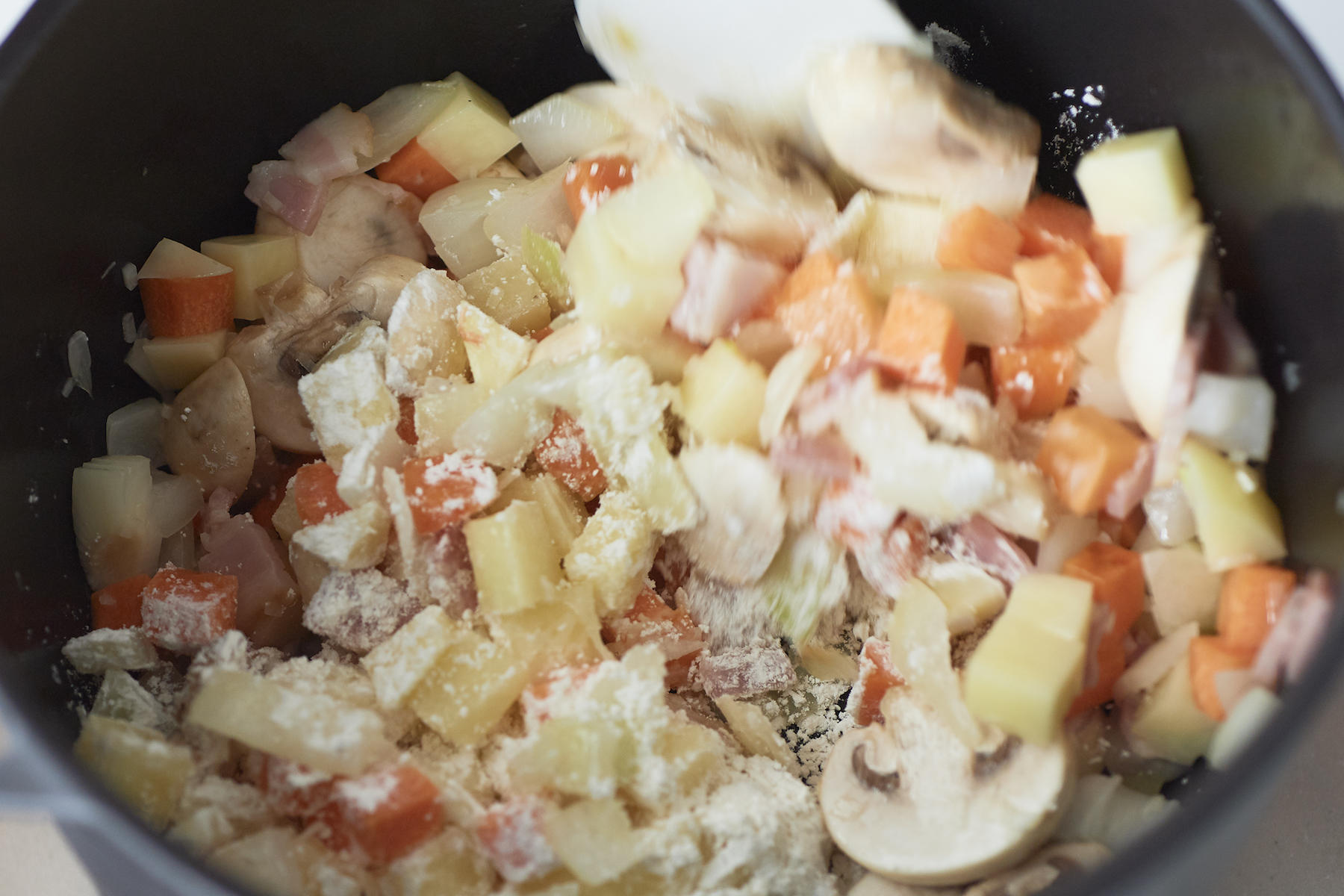 薄力粉が焦げつかないように、鍋肌からこそぎながら炒める。小麦粉が焦げつかないように、鍋肌からこそぎながら炒める。