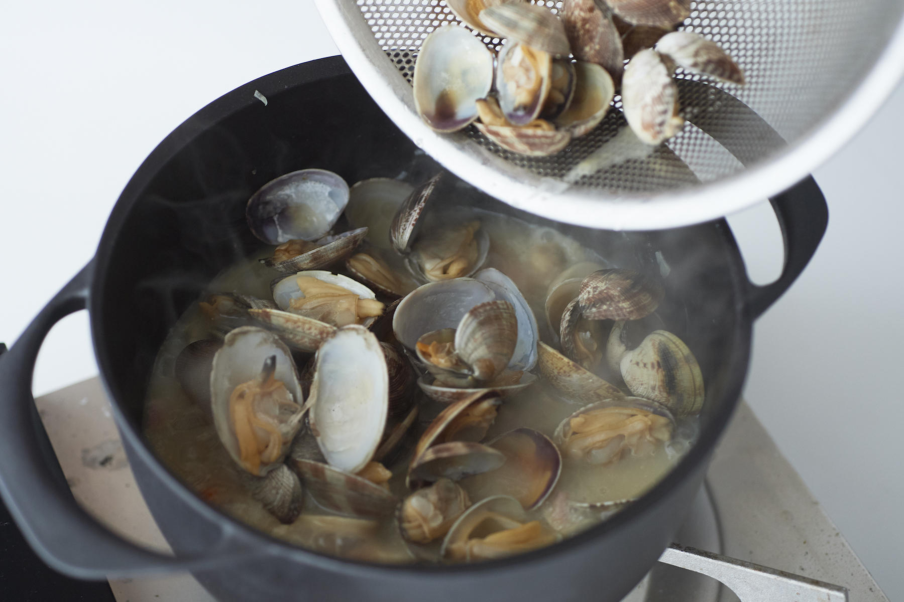 あさりを最後に加えることで、身がふっくらとした状態で食べることができる。