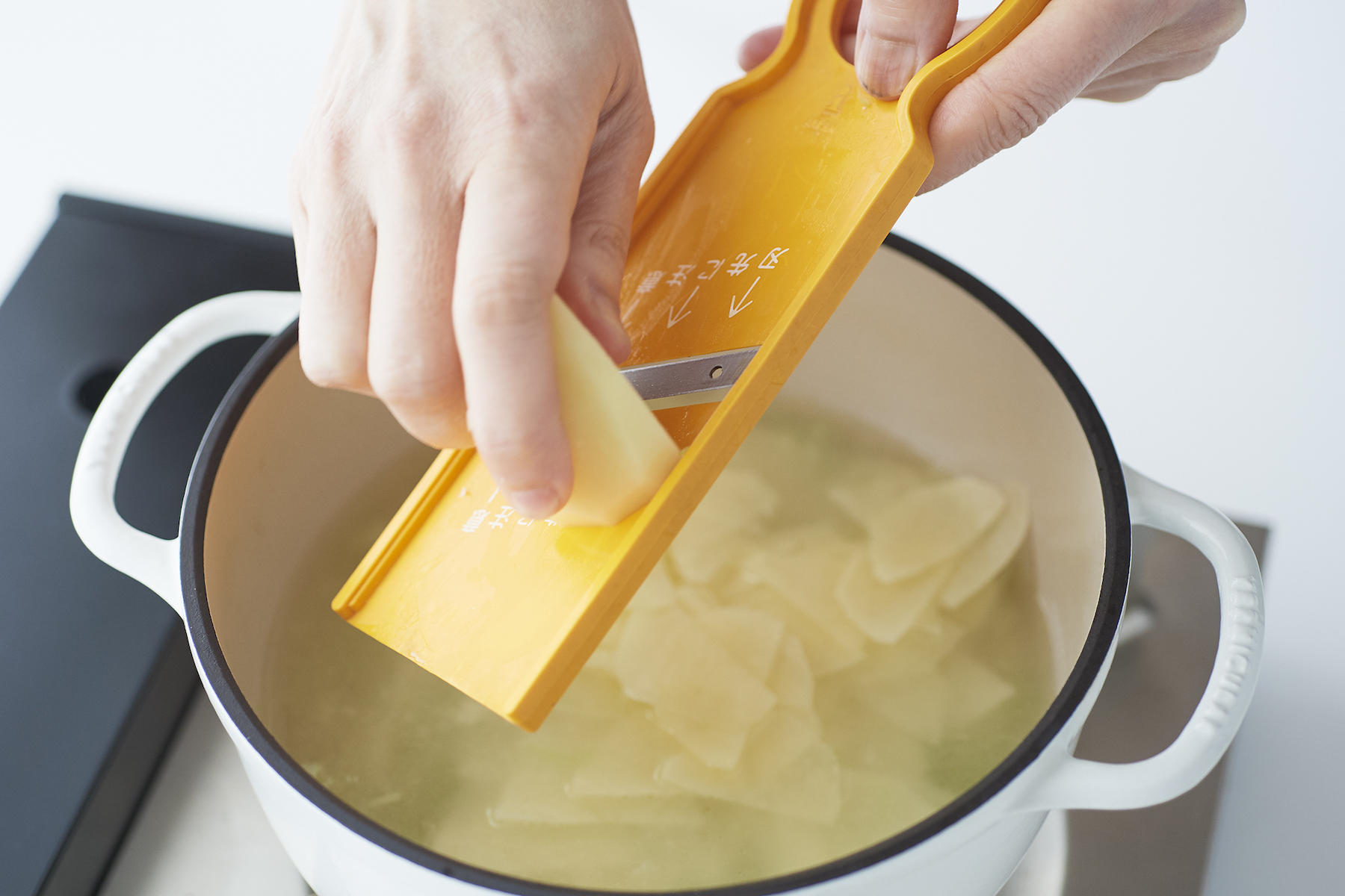 鍋の上でスライサーを使えば、洗い物も増えない。