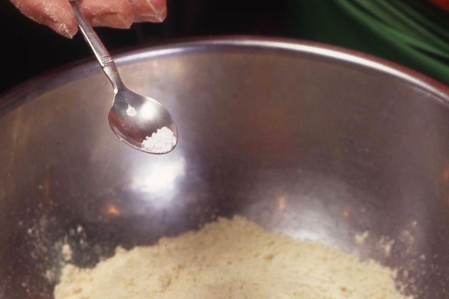 石灰には、トウモロコシの粉のアクを抜き、でんぷんを引き出す効果がある。