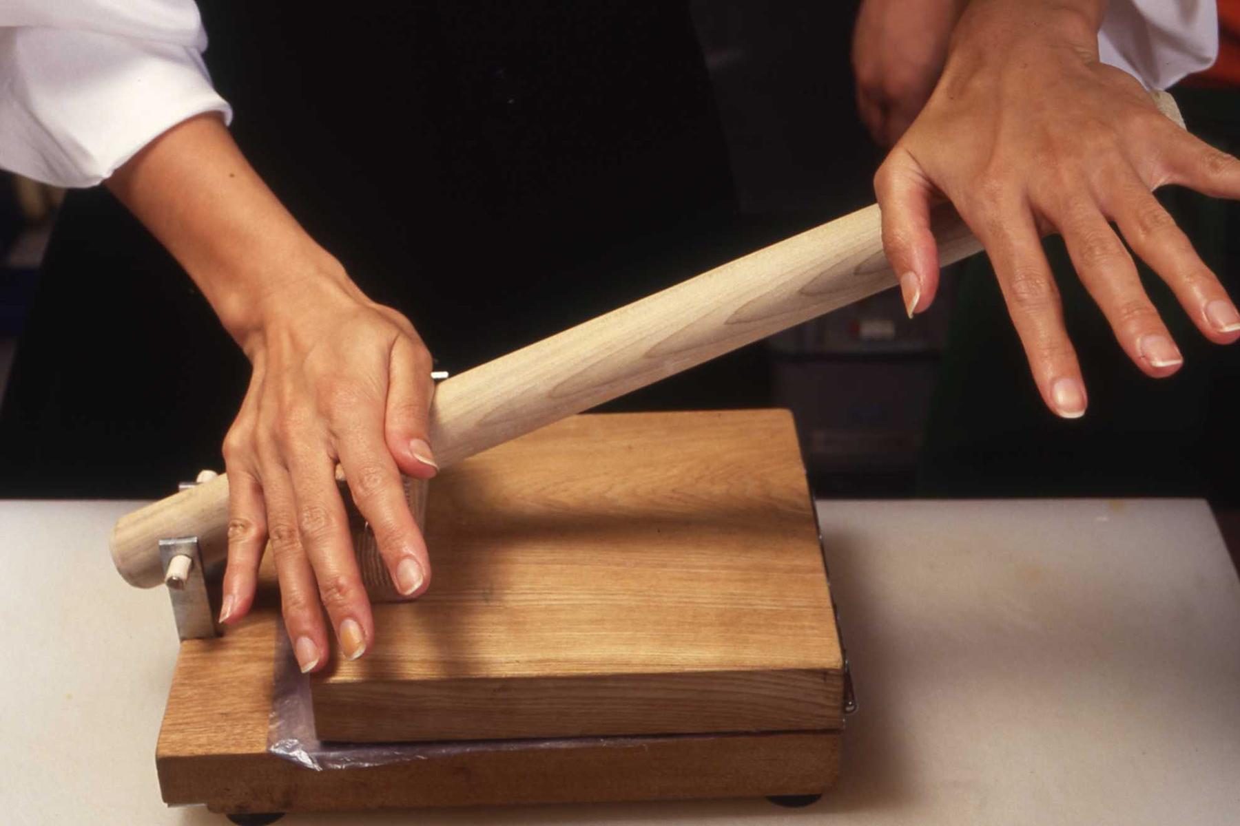 渡辺シェフお手製のトルティージャ製造機。家庭ではまな板2枚で挟んで伸ばすと良い。