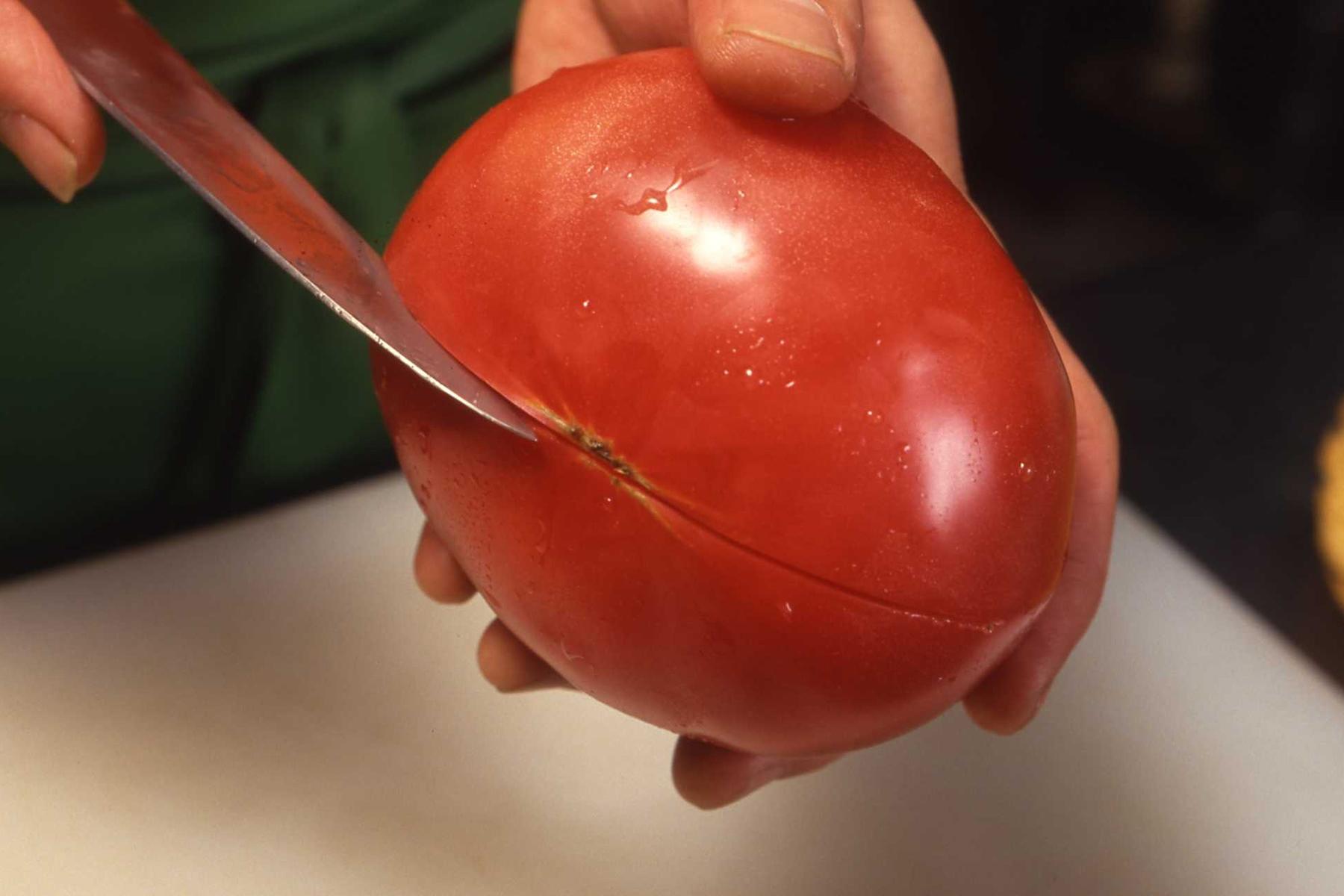 トマトの皮をむく