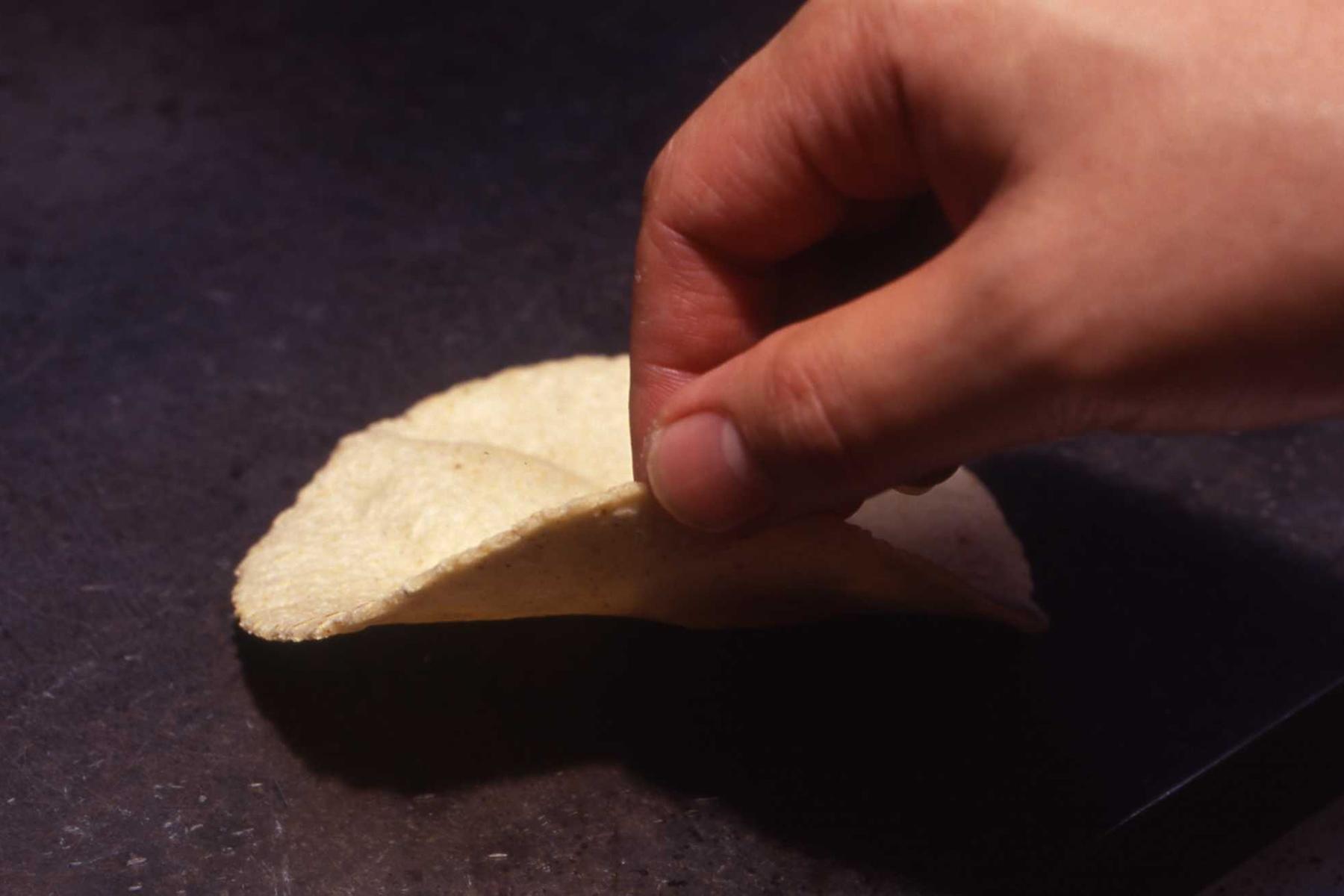 トルティージャを焼き上げる