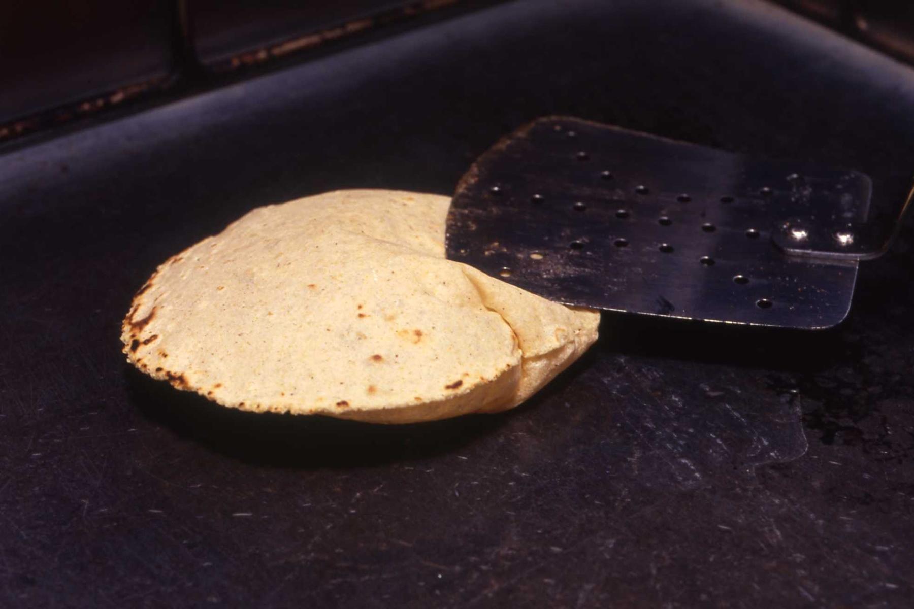 トルティージャを焼き上げる