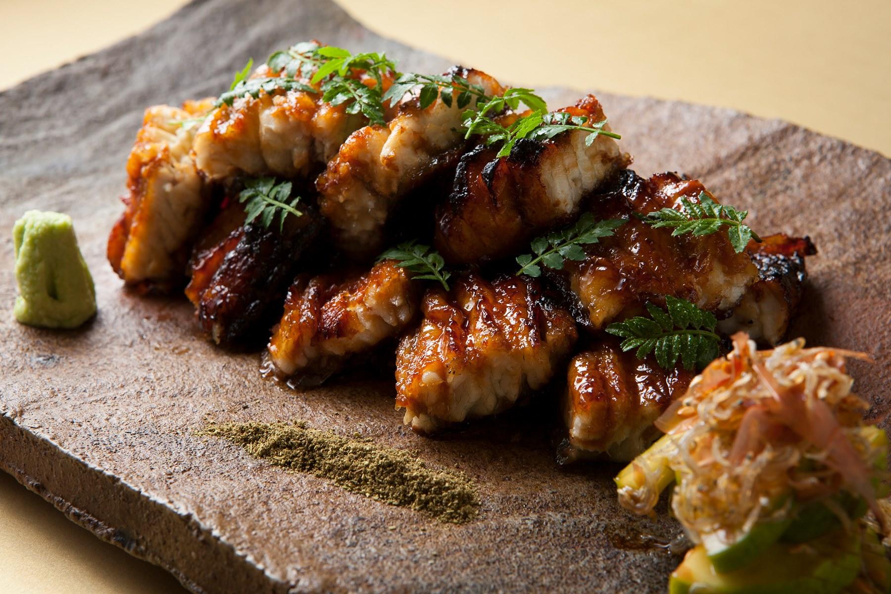 夏の名物料理の“天然大鰻”。皮はパリッと、身はふっくらに、炭火でじっくり焼き上げる。