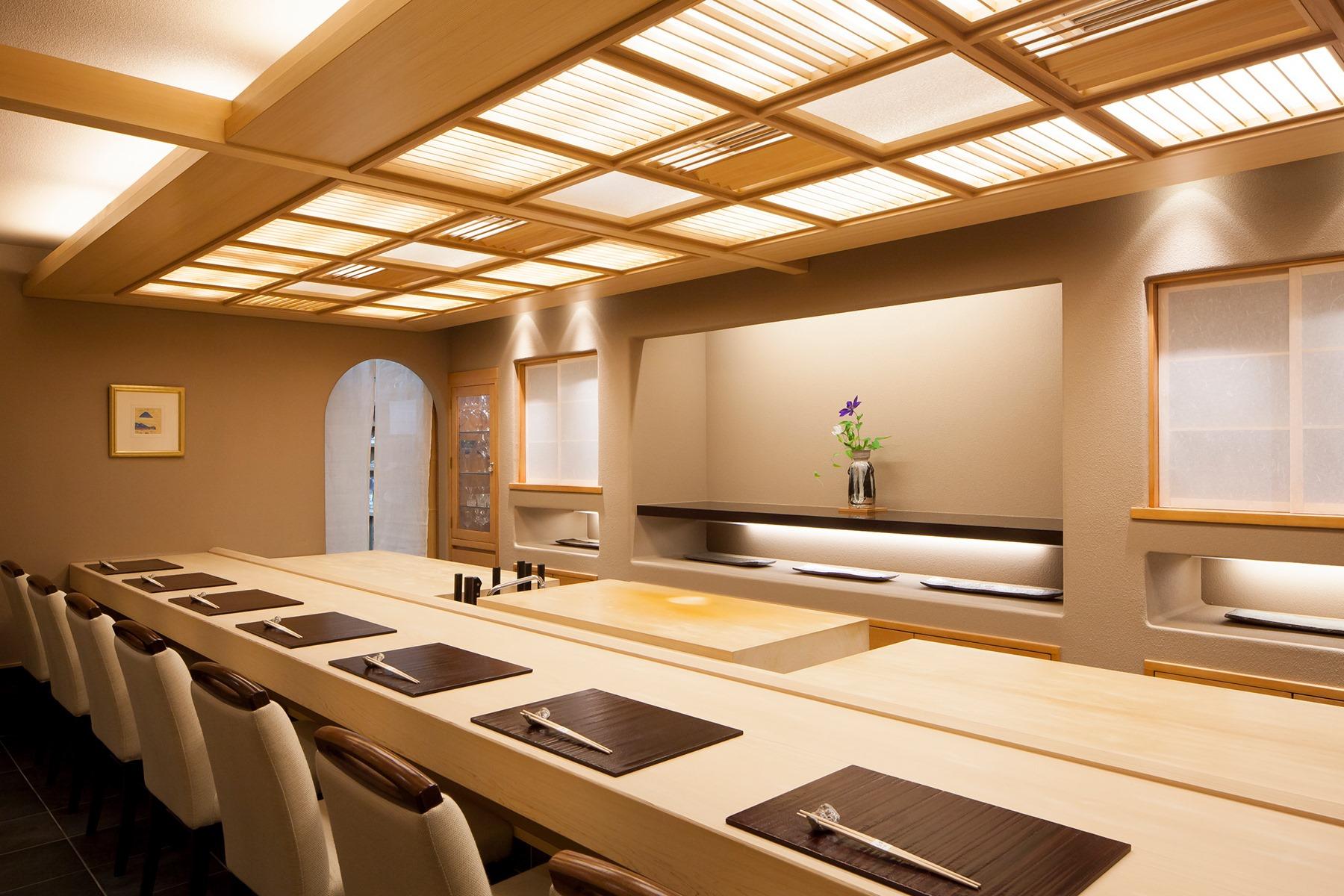 カウンター8席のほか、座敷、4席の個室が2室ある。