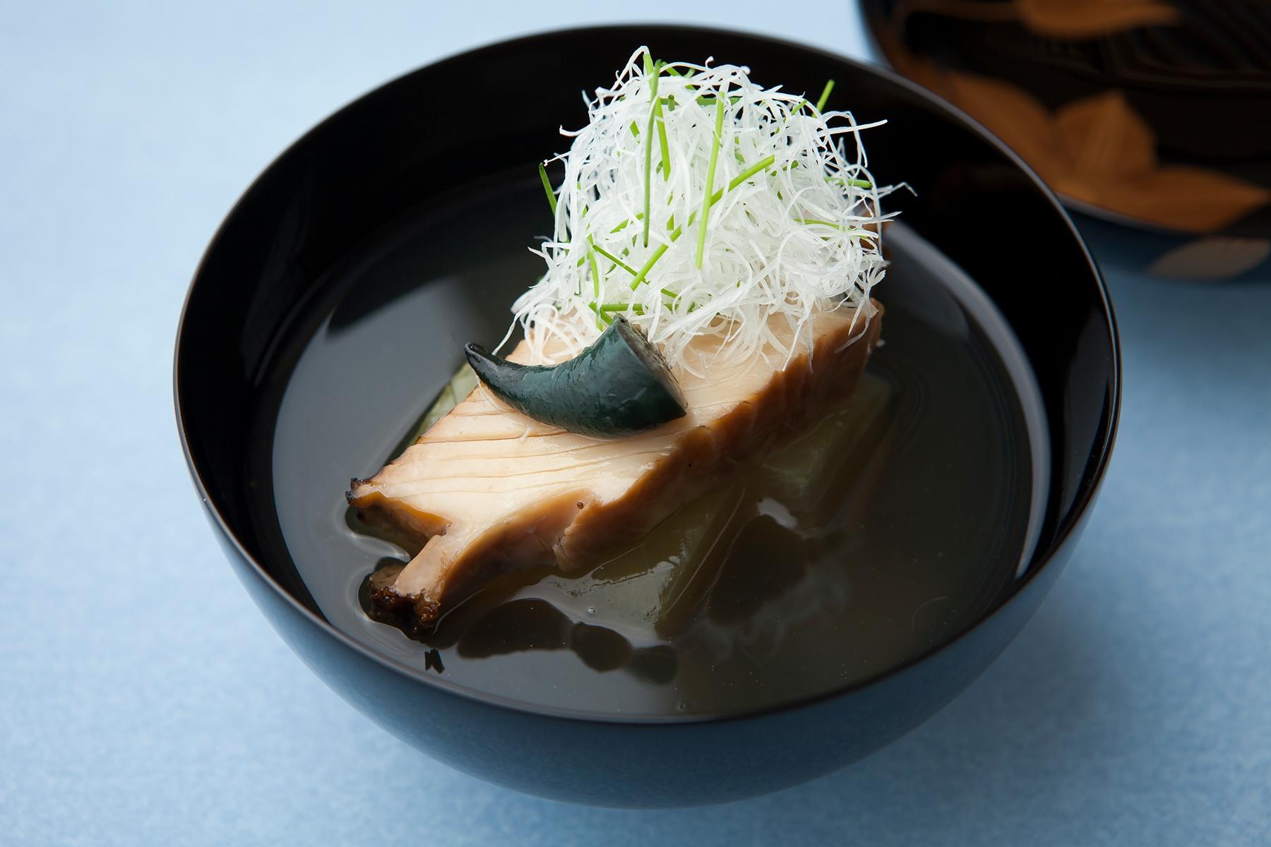 和食の粋ともいえる季節のお椀。夏のお椀には鮑を豪快に。