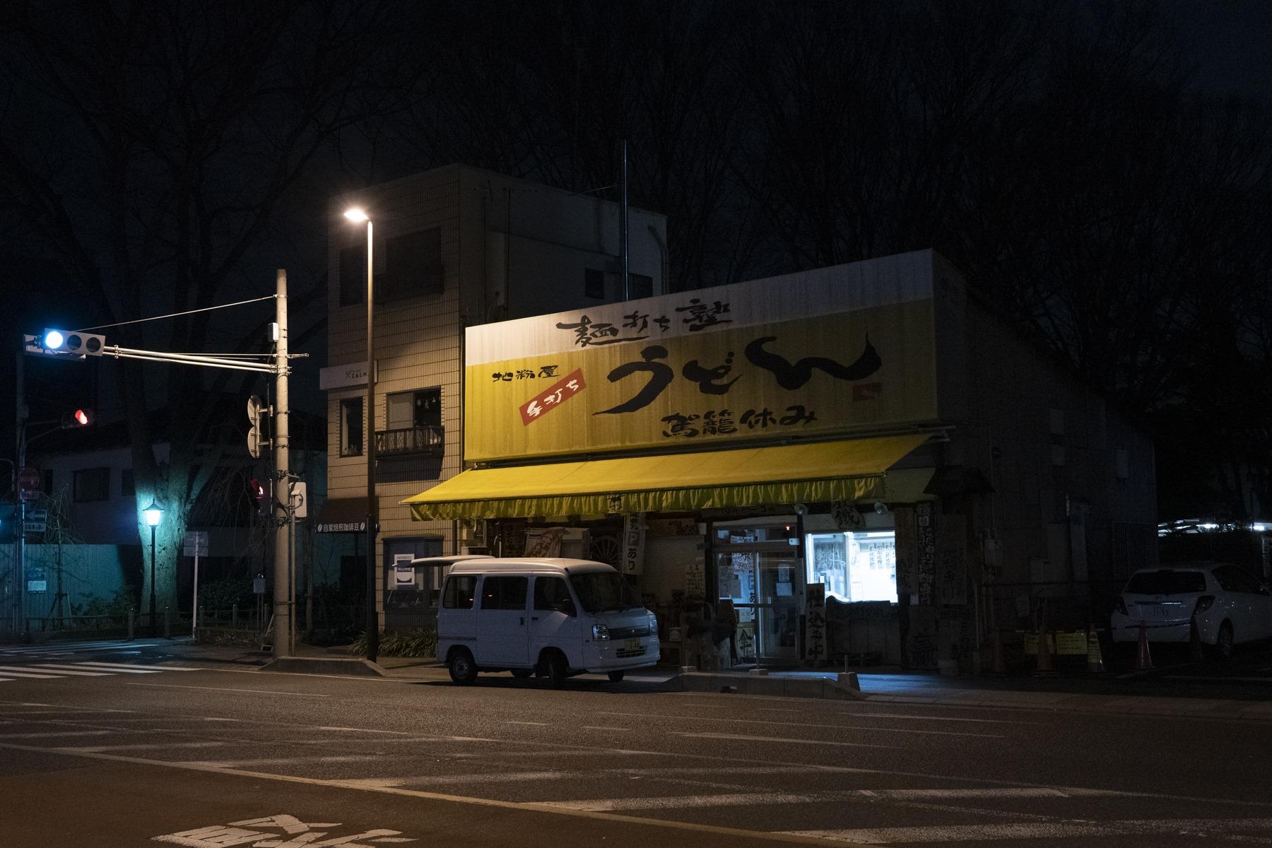 人気も交通量もなくなる真夜中、稼働しているのは「駕籠休み」の製麺室だけだ。