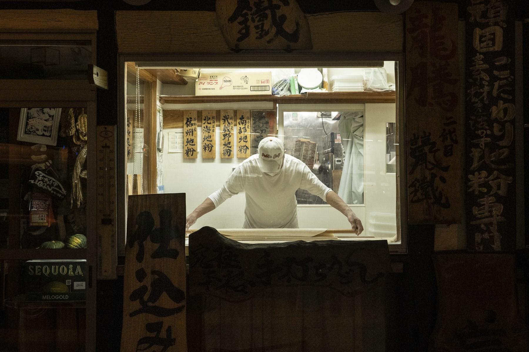 ラジオの音だけが静かに響く真夜中、ひとり麺を打つラオウ。