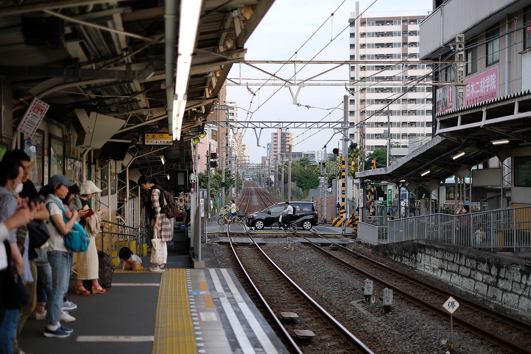 下町の住宅地の風景に溶け込む、東武亀戸線「東あずま駅」。