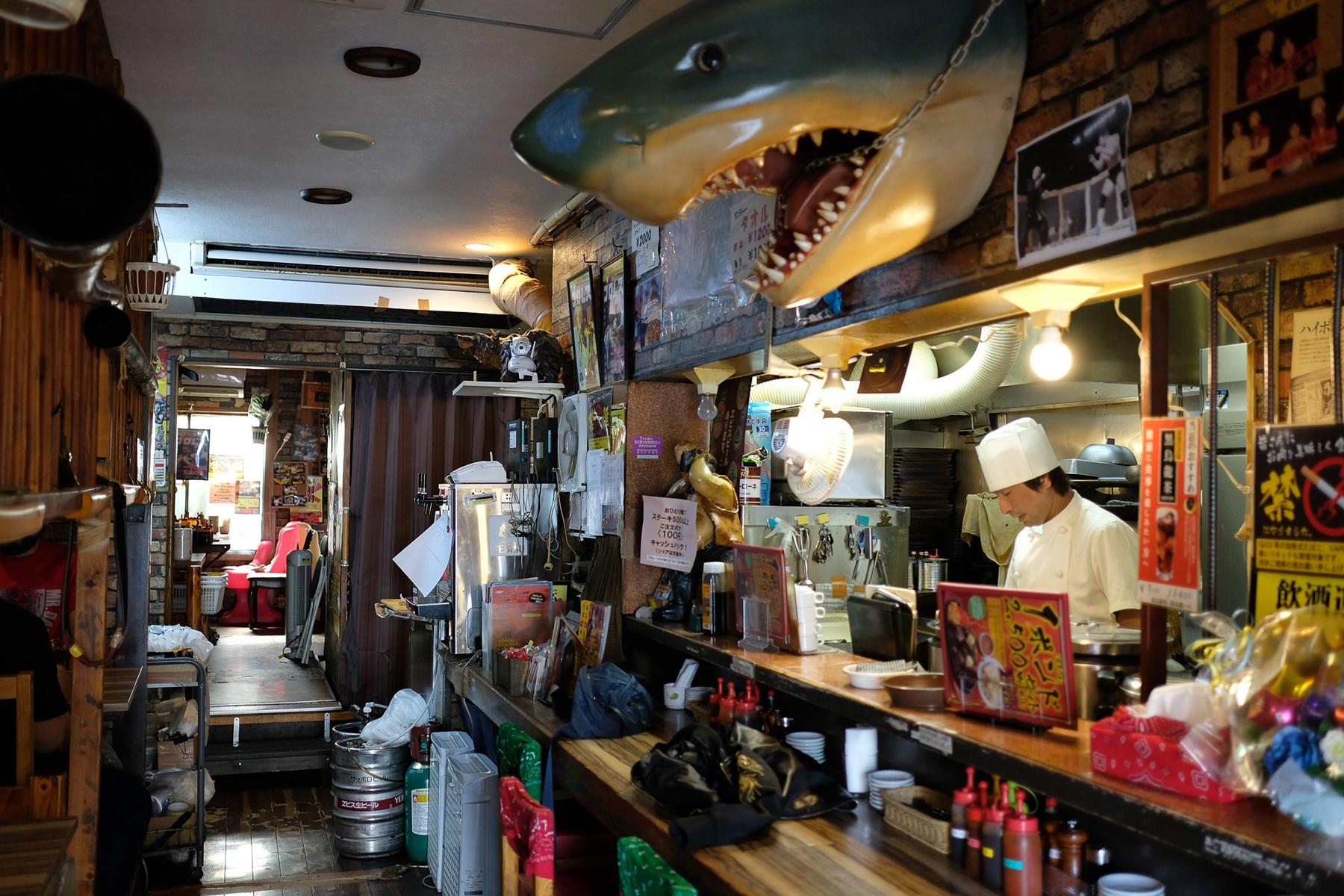 監獄をイメージした「ミスターデンジャー」の内装は、松永さん自らによるもの。