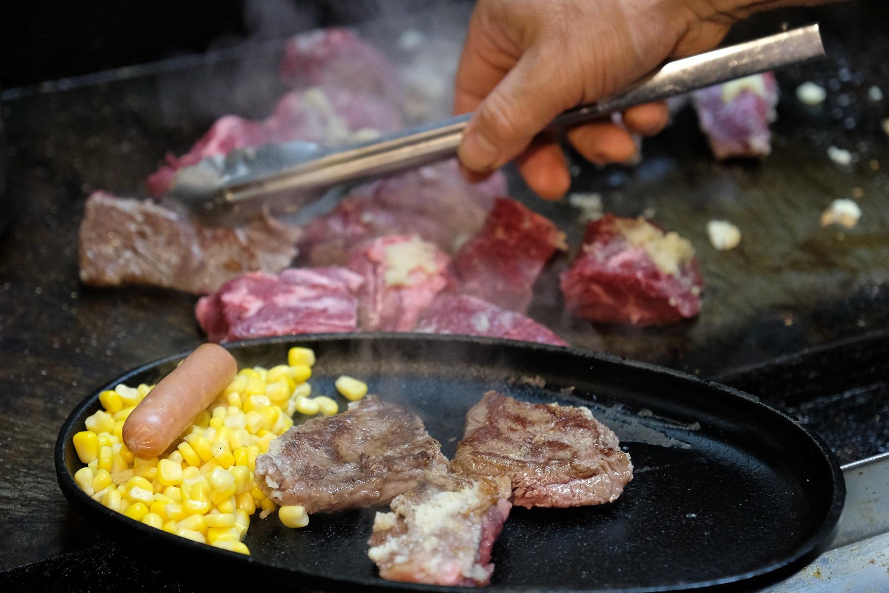 肉にたっぷりのにんにくを絡めて焼くスタイルこそが「ミスターデンジャー」の真骨頂。