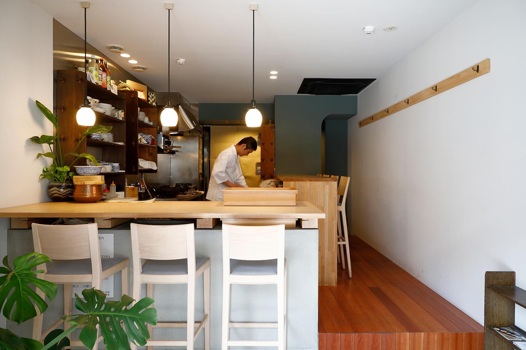 カウンター4席でスタートした店には、今春、手前に3つの席が増えた。