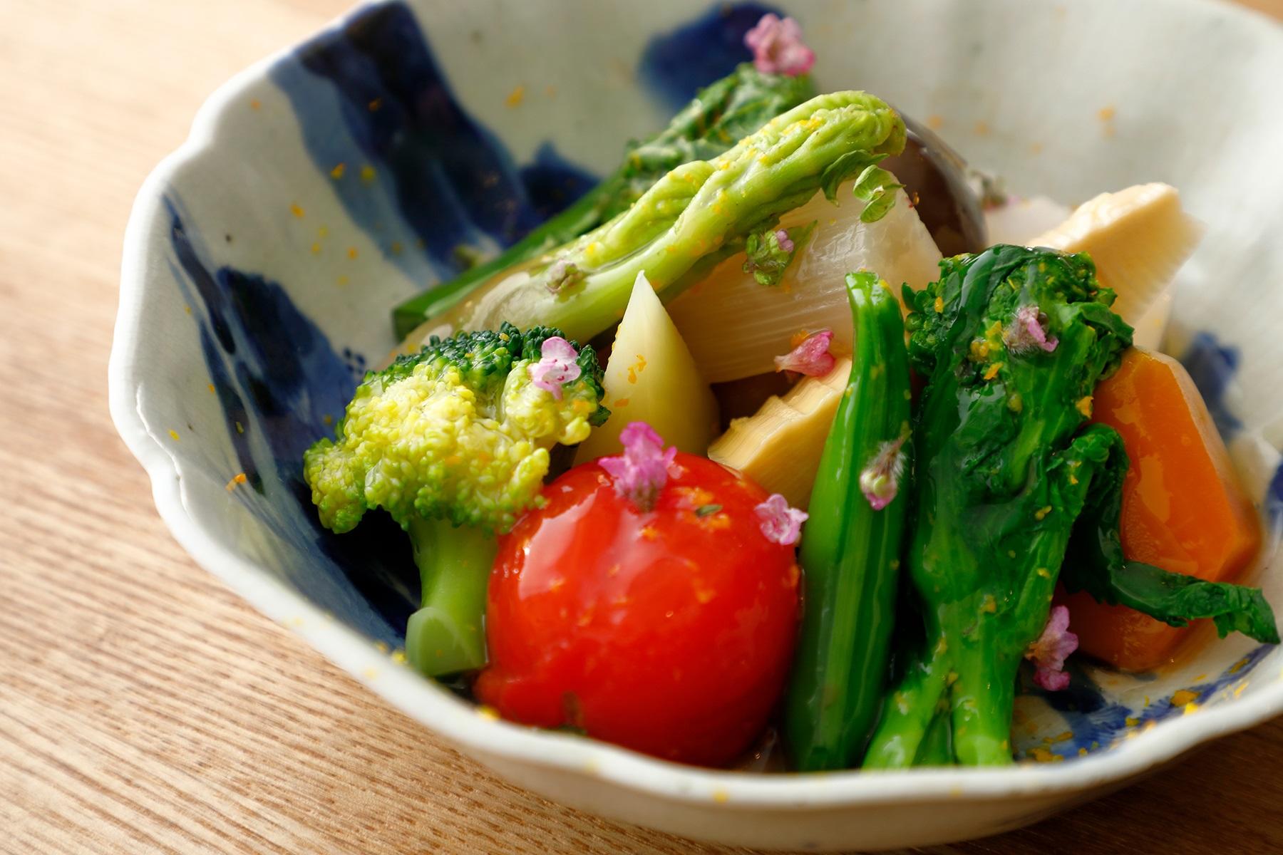 “おひたしサラダ”800円。菜の花、ブロッコリー、かぼちゃ、山芋、しめじ、蕪、独活など10種類ほどの野菜を別々に茹でたり、煮たり。それを最後にサッと和えて味付け。