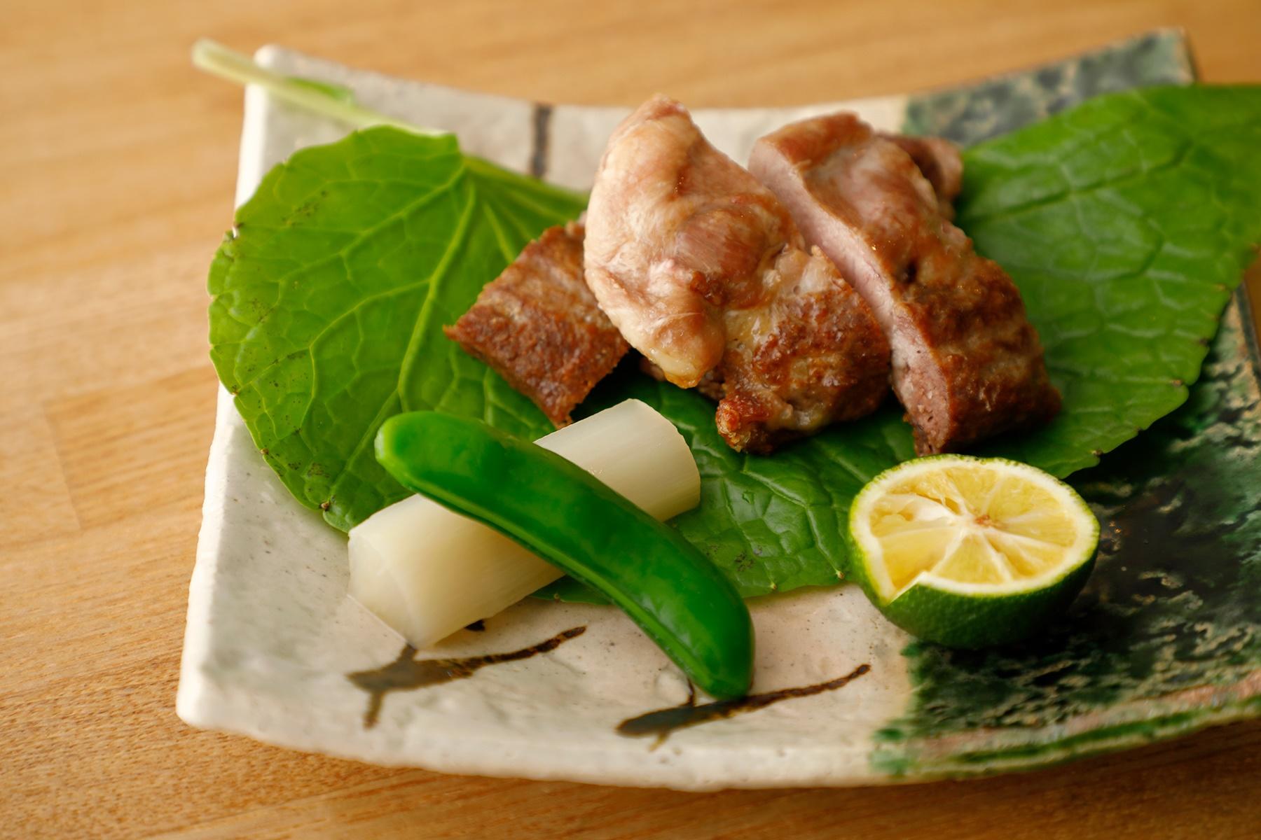 “鶉の塩焼き”1,500円。しっかりとした噛み応え、滋味、ほどよい脂。鶉そのものの旨味がギュギュっと詰まっている。