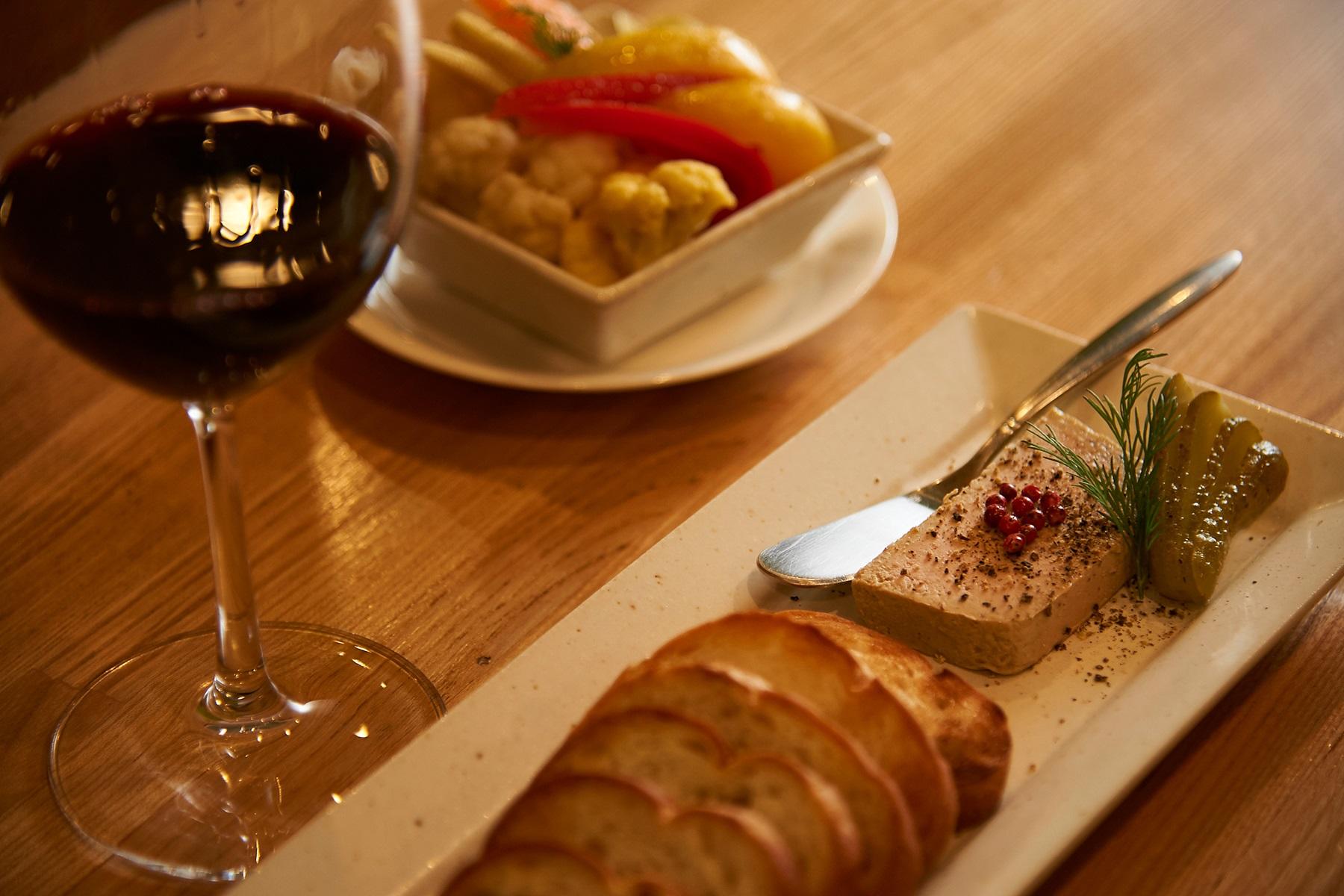 フォアグラと鶏レバーのパテ750円。ワイン600円~とともに。