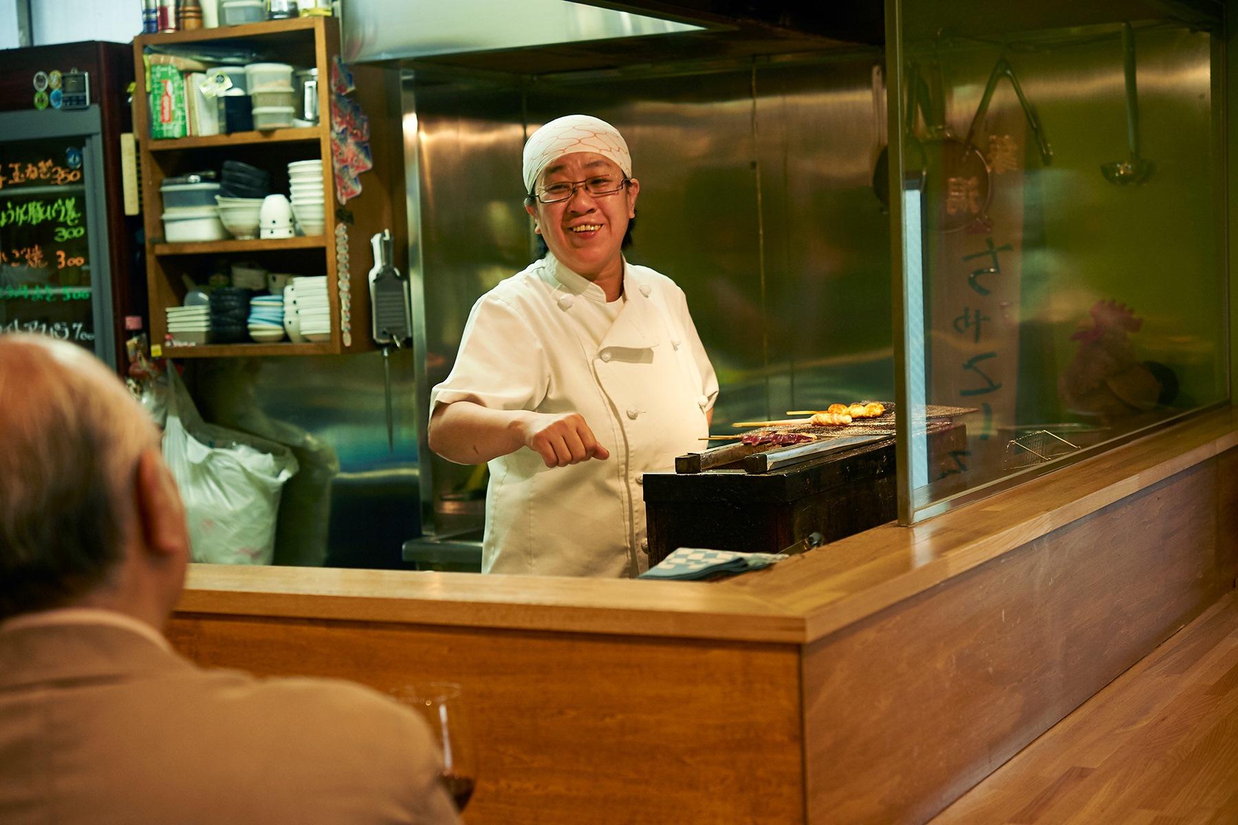気さくな接客のママ、高橋久子さん。