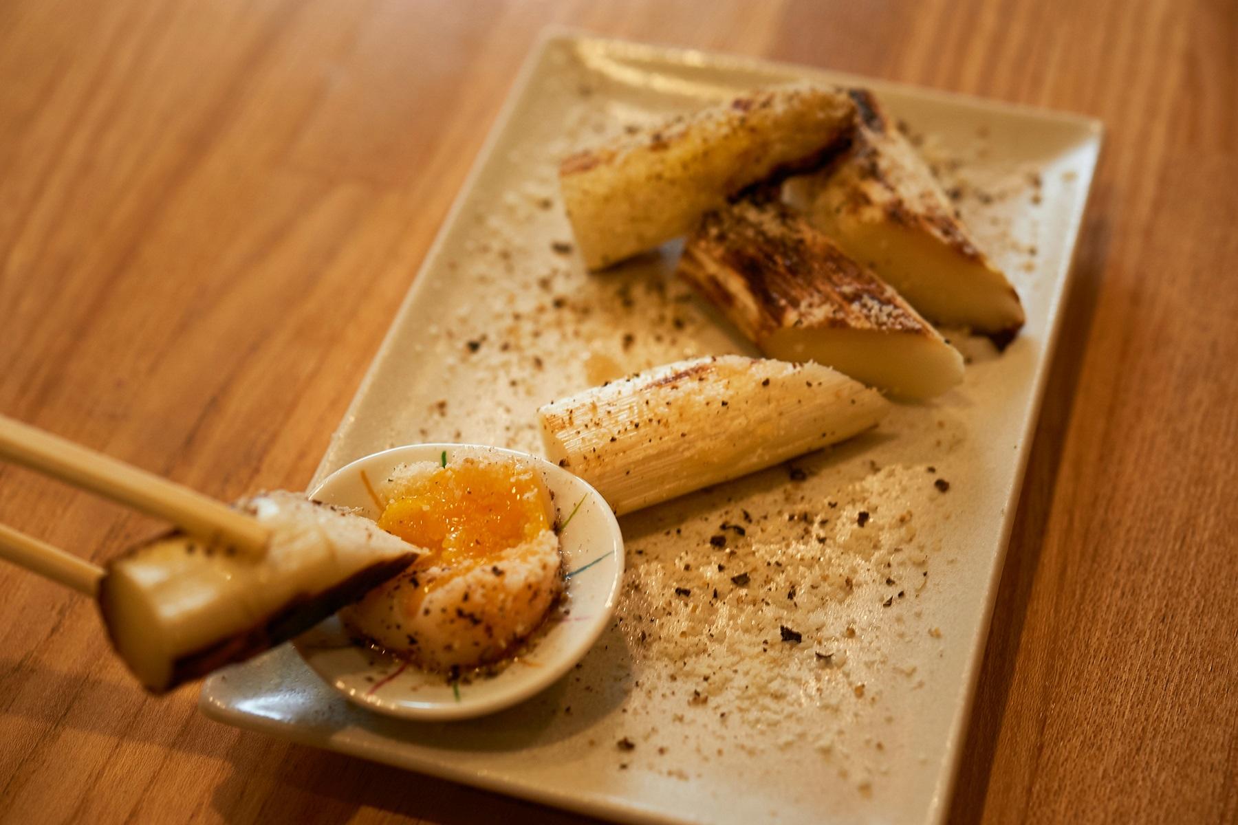 ホワイトアスパラ700円は、鶉の半熟玉子をソース代わりに。