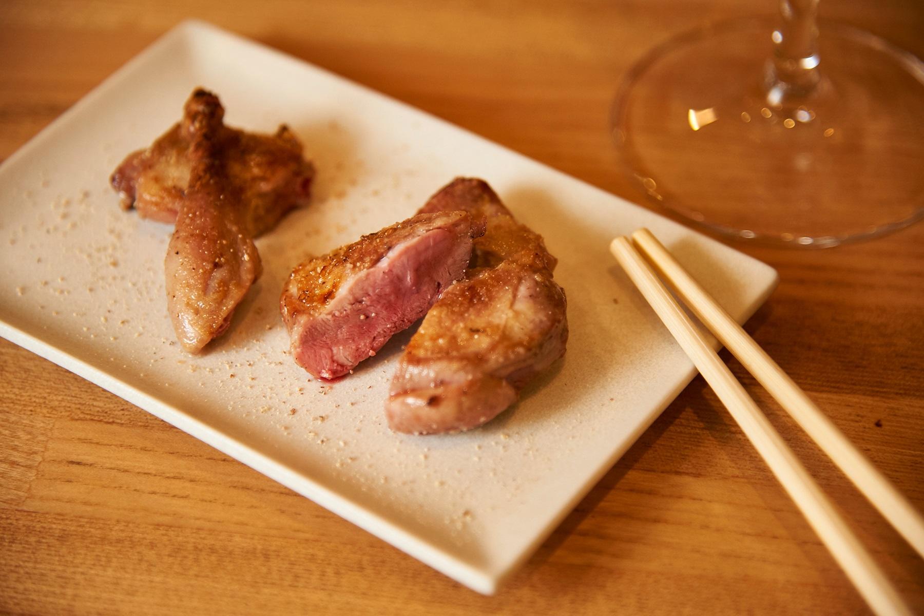 うずら半身750円は、ブルターニュ産の鶉を用いています。