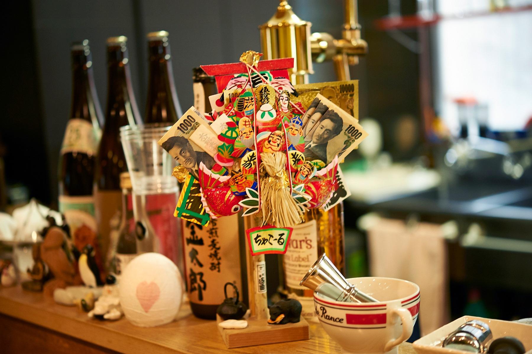 どのお店にも縁起物が飾られているのも浅草的?