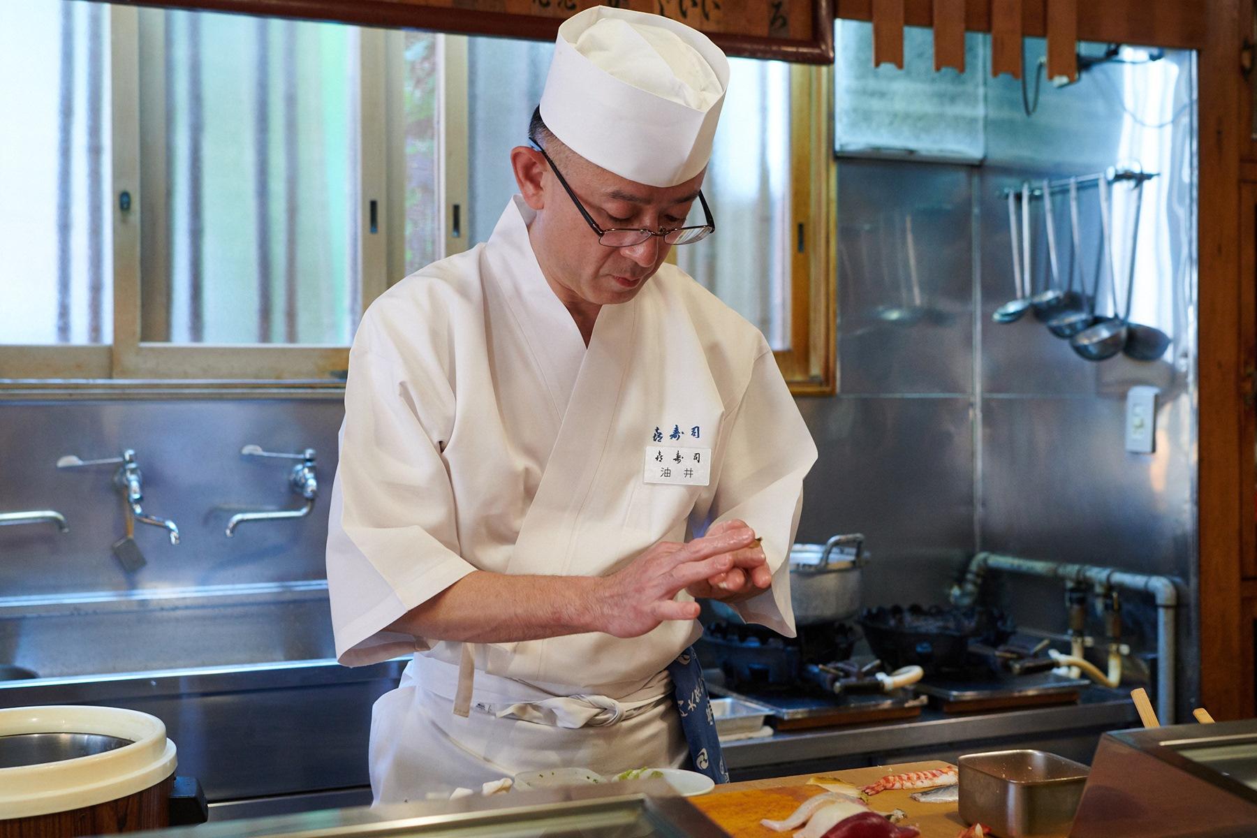 「㐂寿司」四代目の油井一浩さん。「近年、マダカはますます希少になっています」。