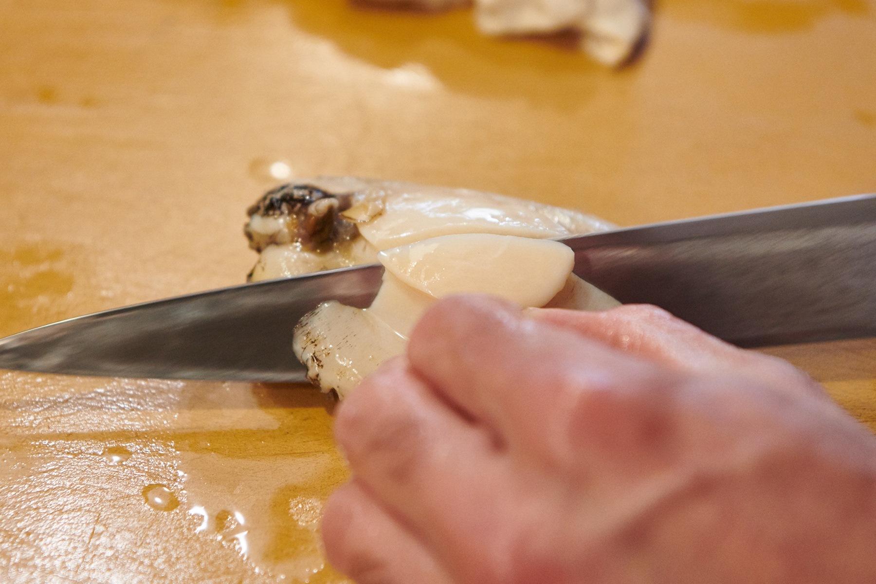 握り“あわび”には、黒鮑の生を用いる。