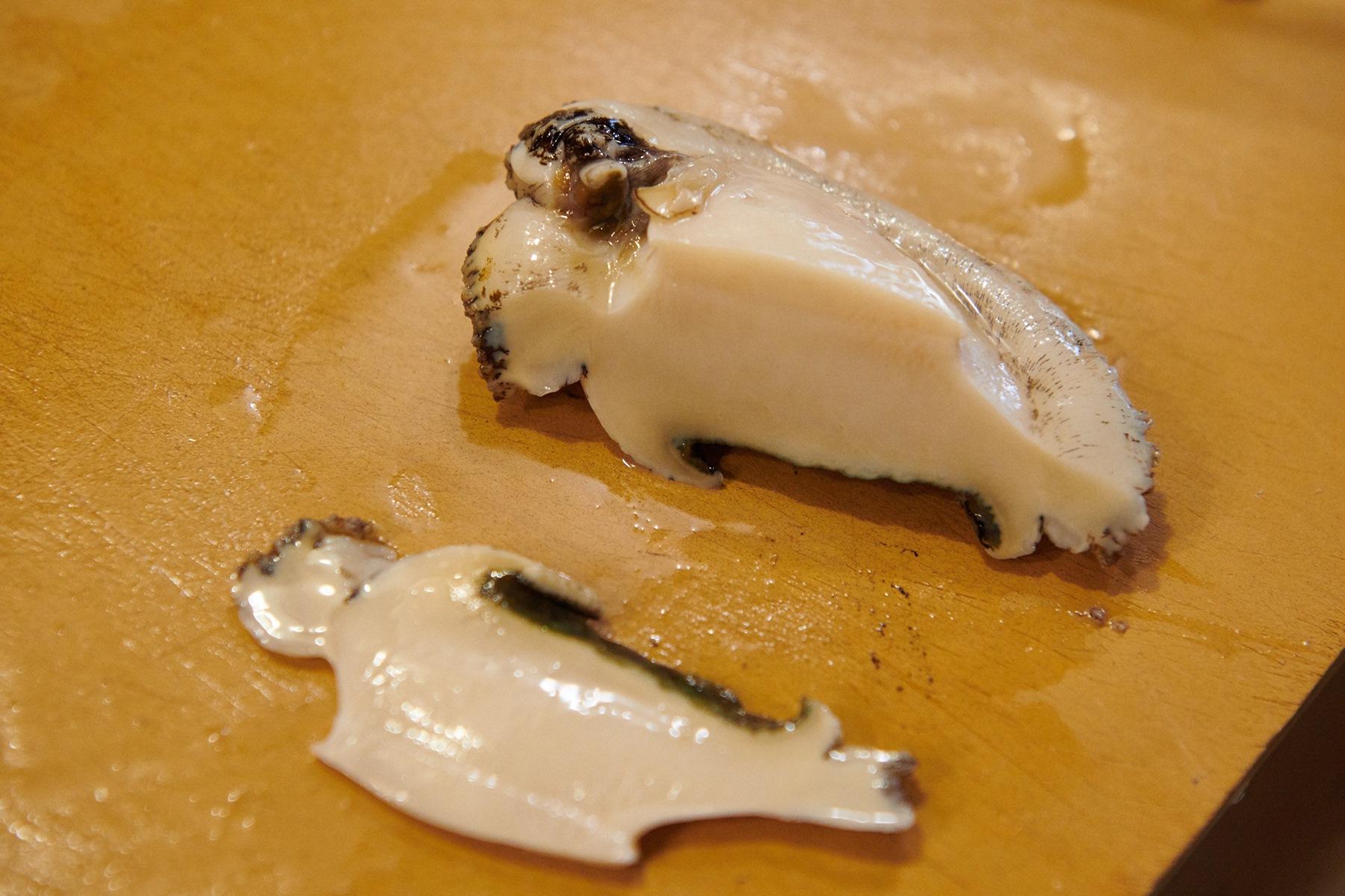 上質な鮑は、刺身でつまみにしても愉しみたいところ。