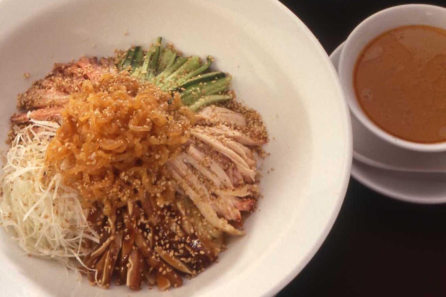 現在、「竹爐山房」では、残念ながら冷やし中華は提供していないという。自家製のラー油は900円で販売している。秘伝のタレをご自宅で再現してみてください！