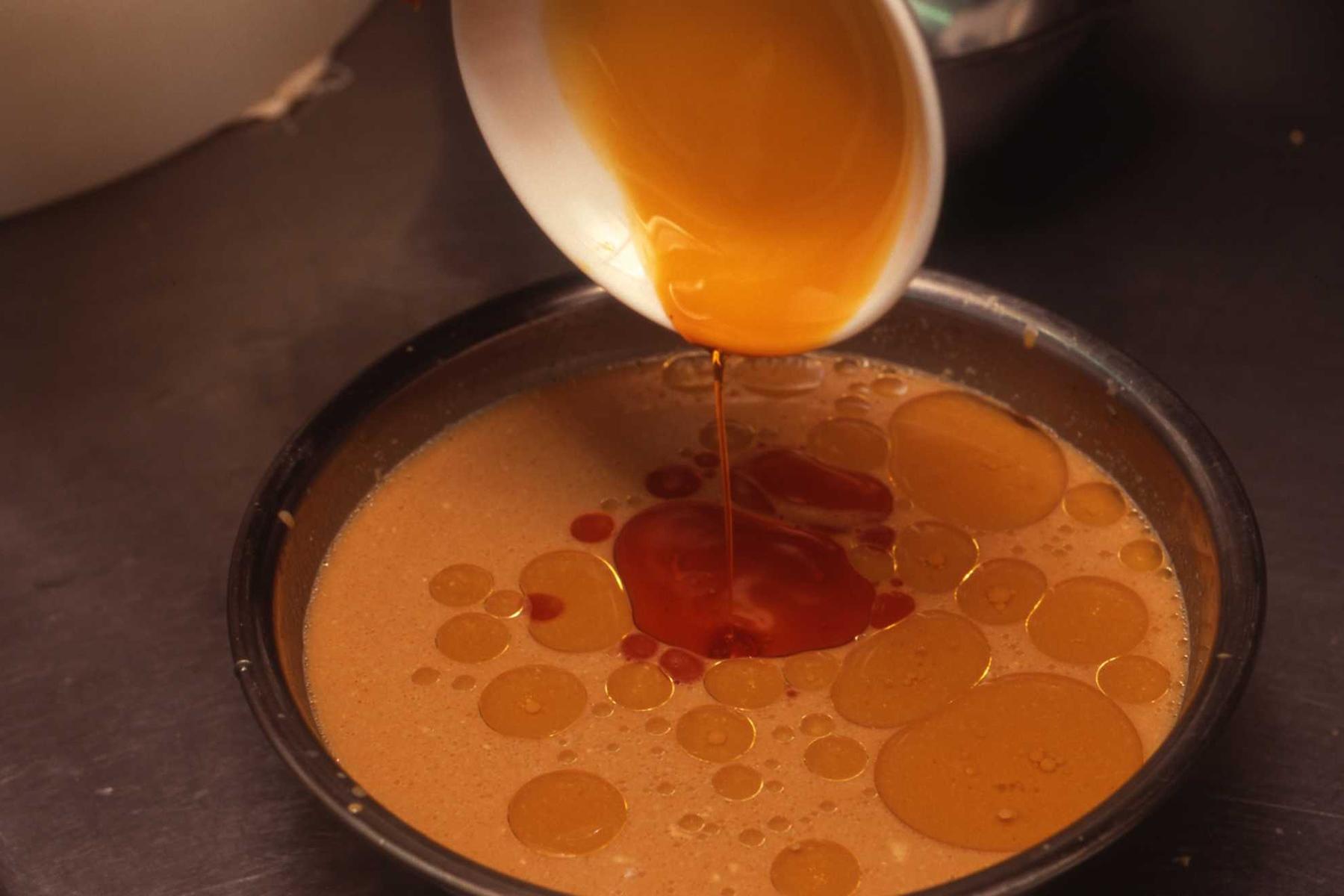 タレに使うラー油は「竹爐山房」の自家製。植物油に一味唐辛子、刻み唐辛子、山椒、八角、ねぎ、生姜を加えて一晩ねかしてつくる。