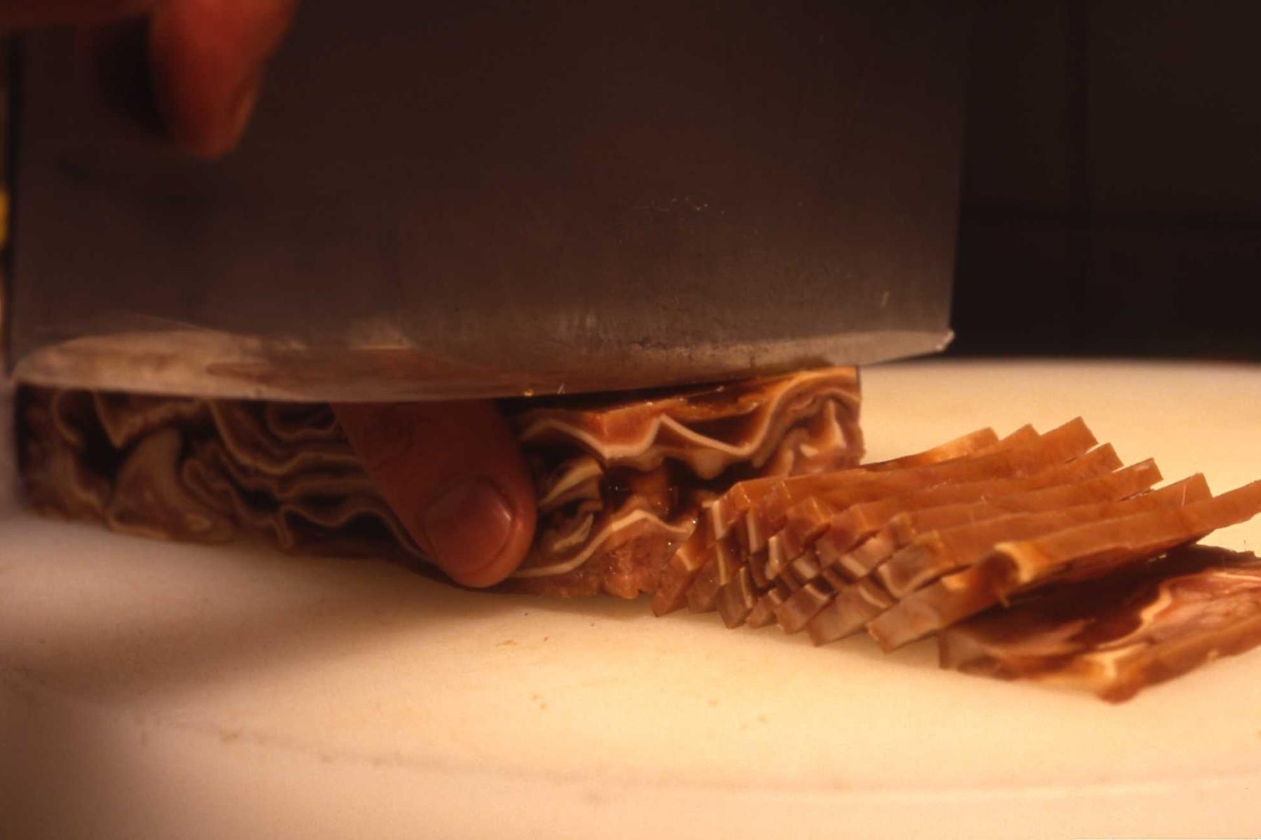 豚耳の煮こごりは滷水（ルースイ）というタレで煮て、一晩冷やして固めたもの。