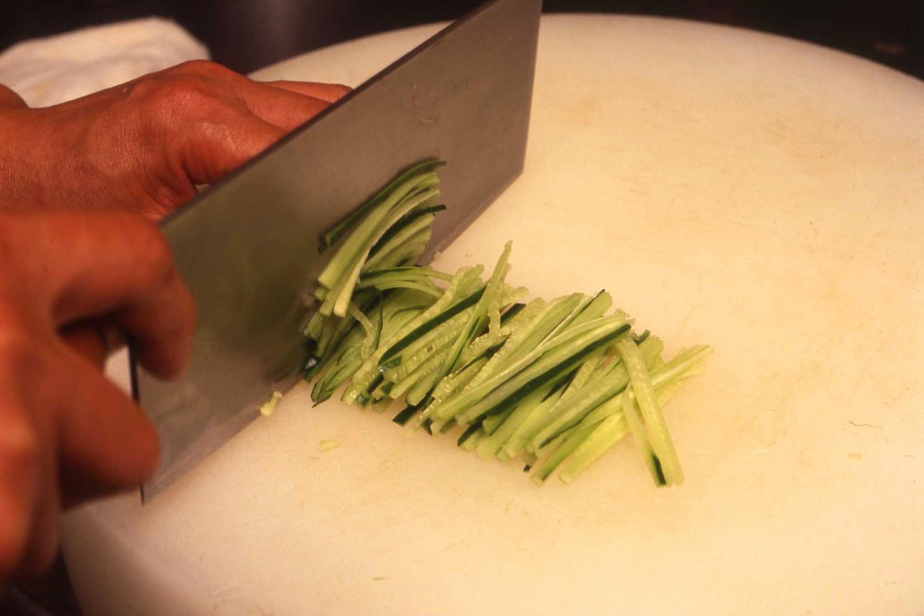 きゅうりを切る