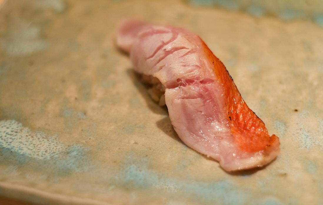 赤シャリと脂ののったしっとりとした身、炙りの香ばしさが渾然一体となる千葉県銚子産の金目鯛。