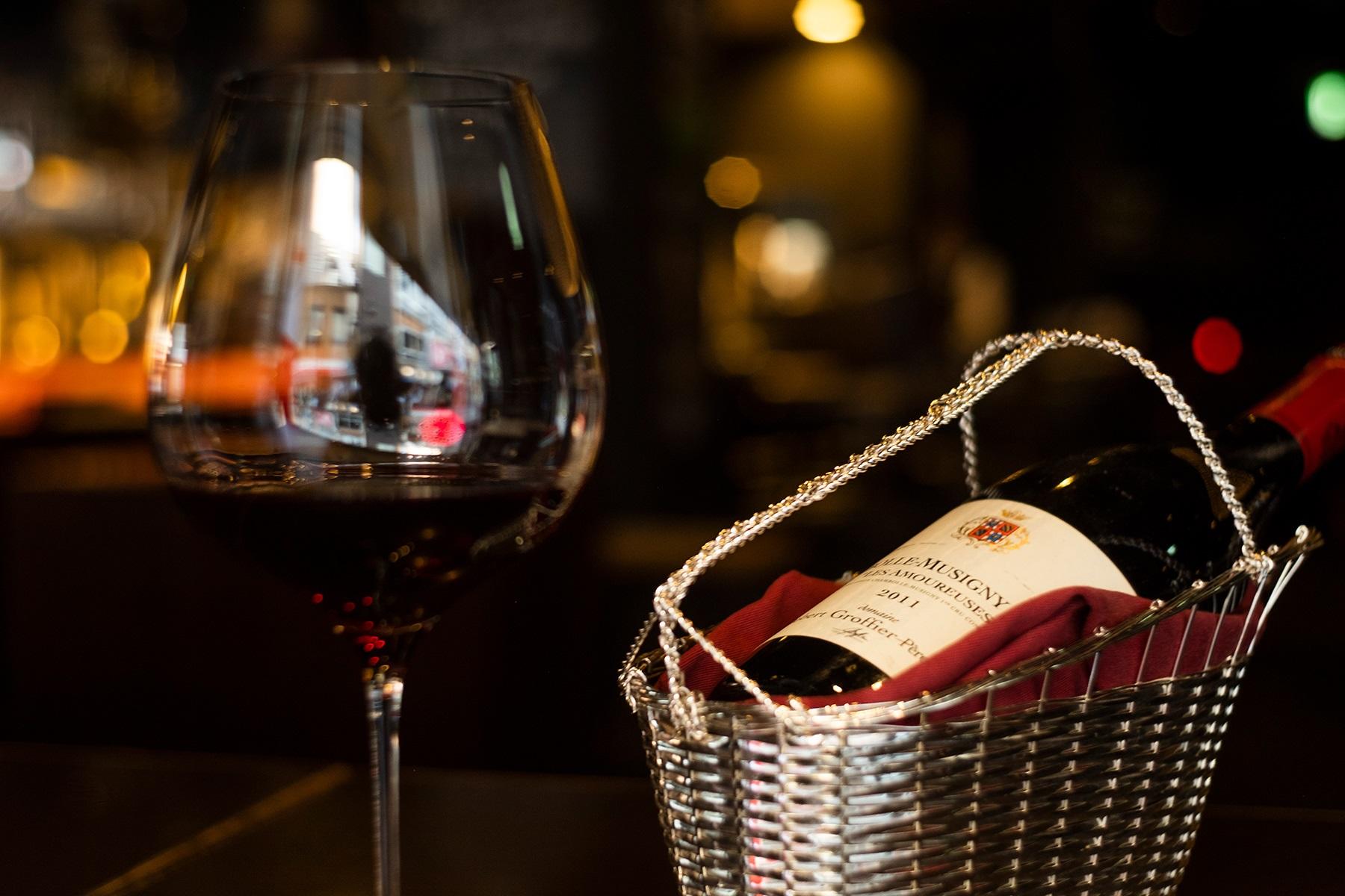 “2011年シャンボール・ミュジニー プルミエ・クリュ レ・ザムルーズ”のブテイユ60,000円。