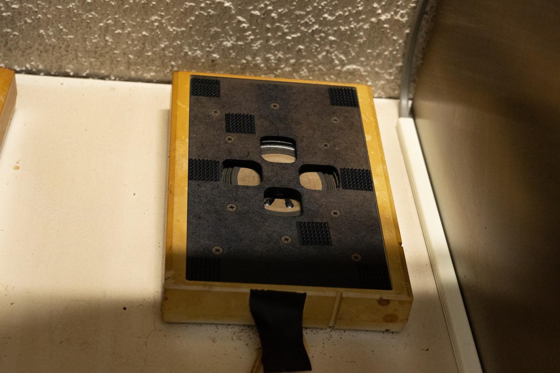 写真家にくっついて厨房に入り、発見した年秀さん専用のスピーカー。自作に驚くと、「工業高校出身ですから」と笑うのだった。