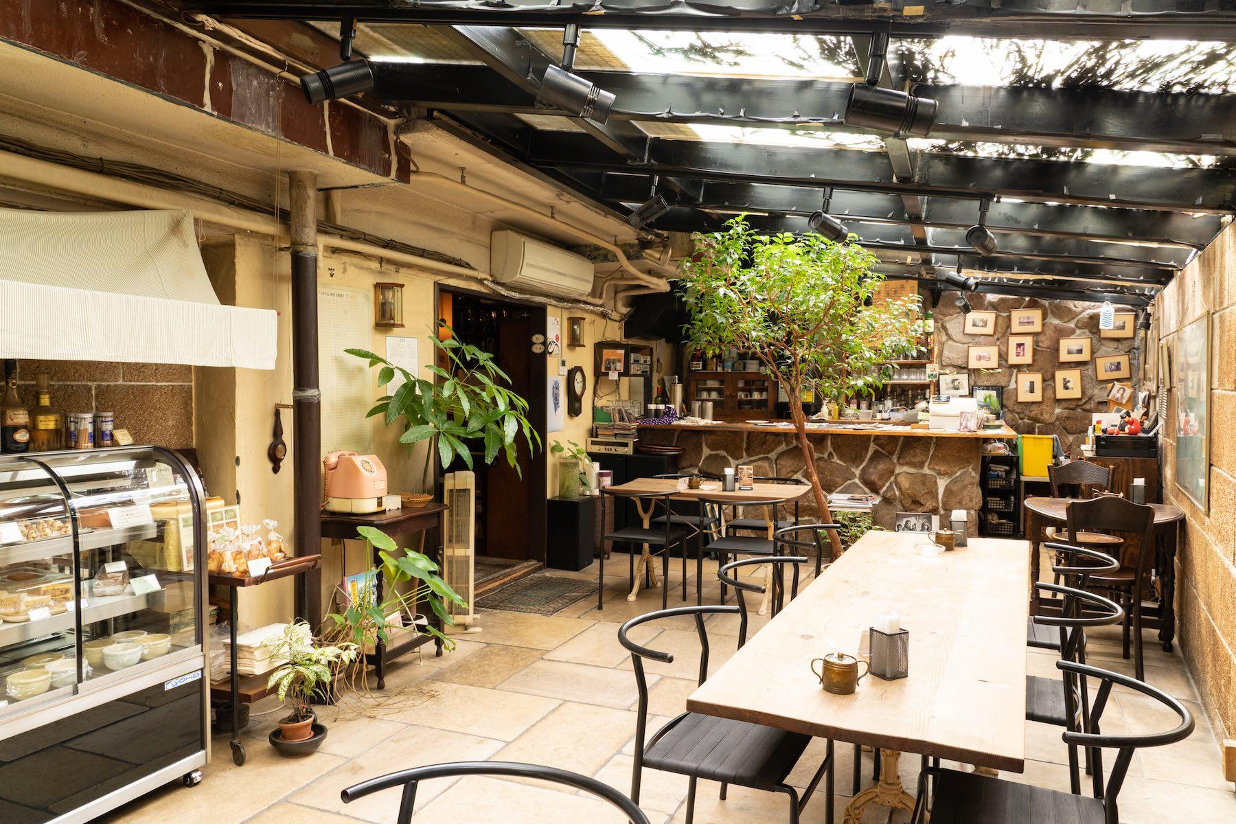 手前の明るい席。ショーケースにはケーキがずらり。