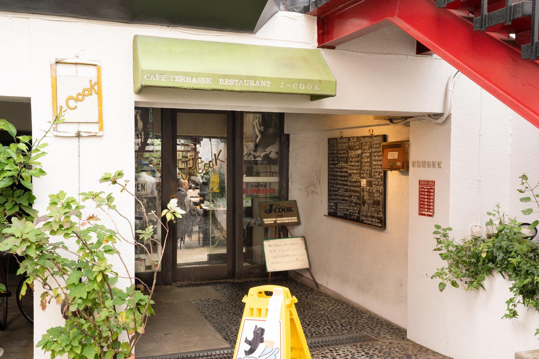 よく見ると、庇には「カフェ テラス レストラン」とある。