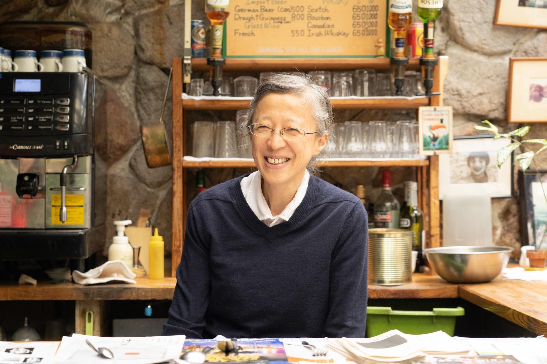 敦子さんの定位置。レジ横、フライヤーがたくさん。