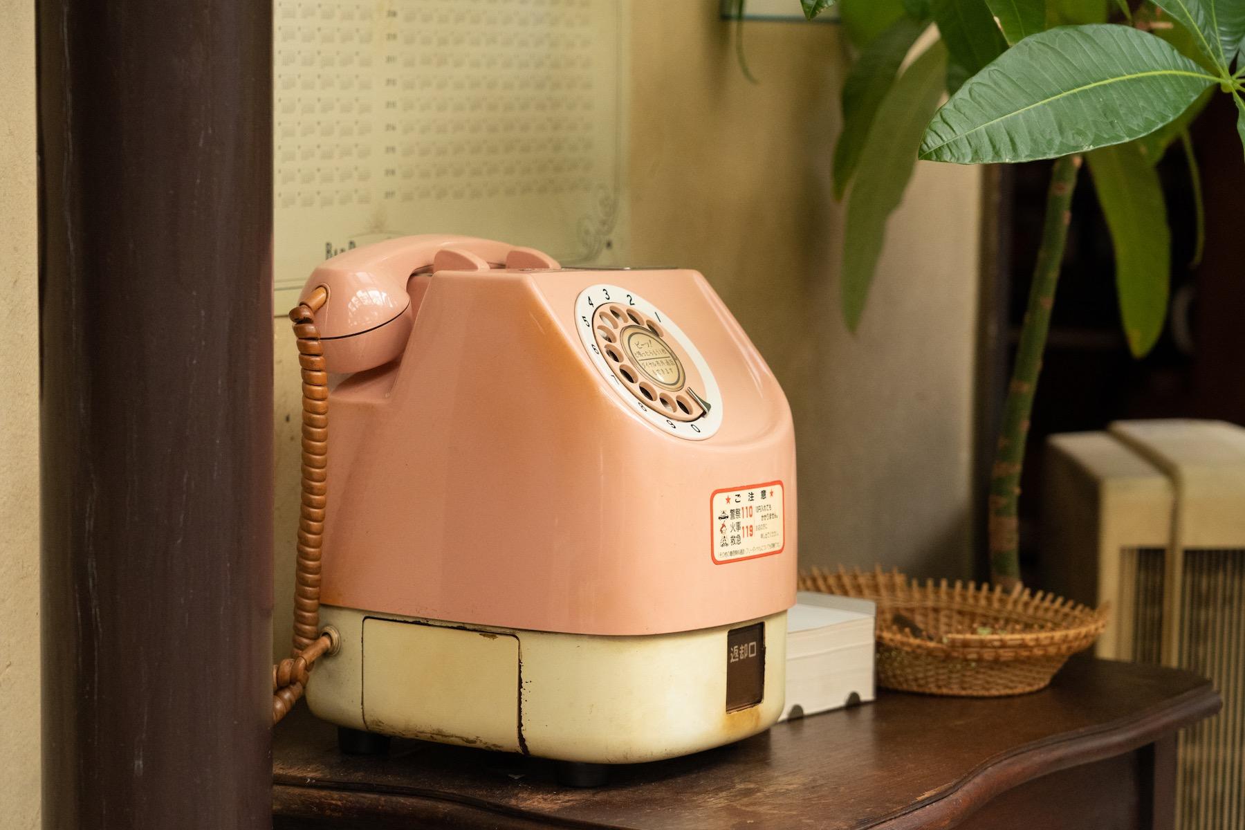 懐かしいダイヤル式のピンク電話が現役。電話がかかってくると、ジリリリリリリリリン、とアナログな音を立てる。