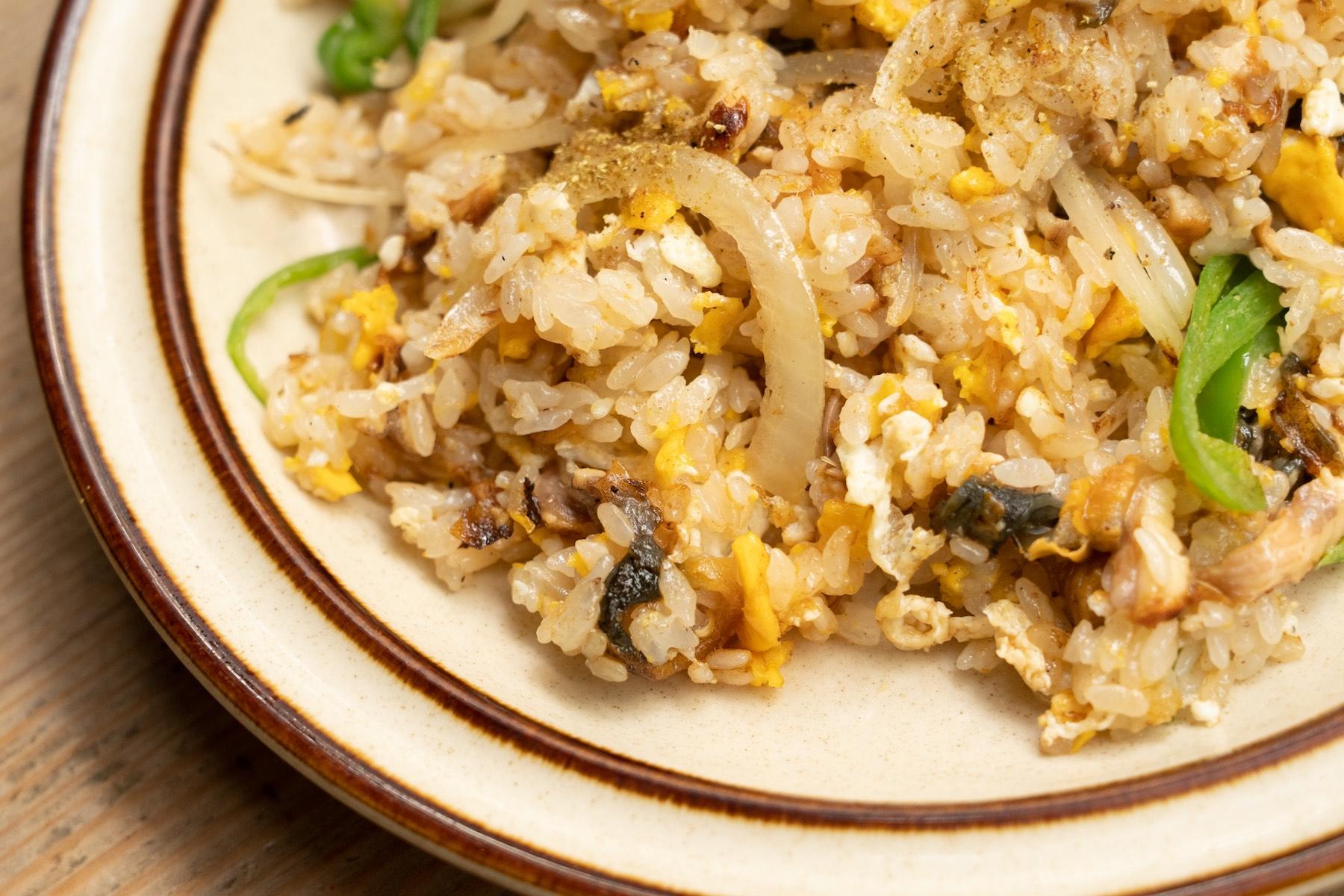 “ウナギのピラフ”900円。山椒をかけてもよい。