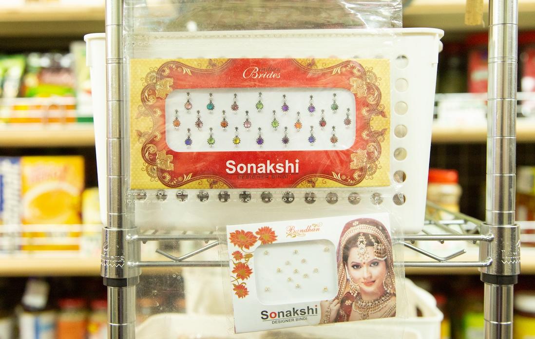 インドの女性が額の真ん中につける「ビンディ」も売られています。